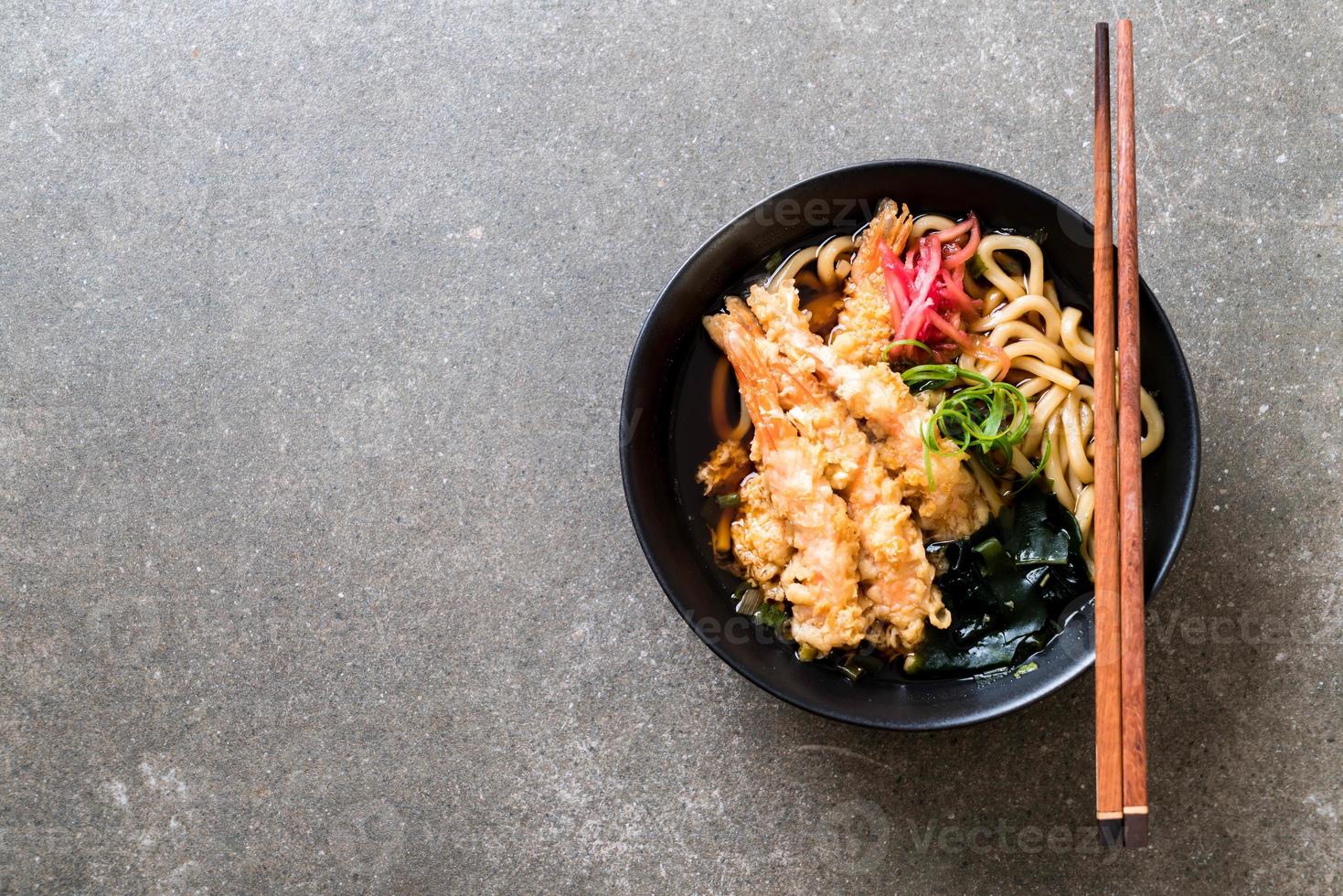 fideos udon ramen con tempura de camarones - estilo de comida japonesa foto