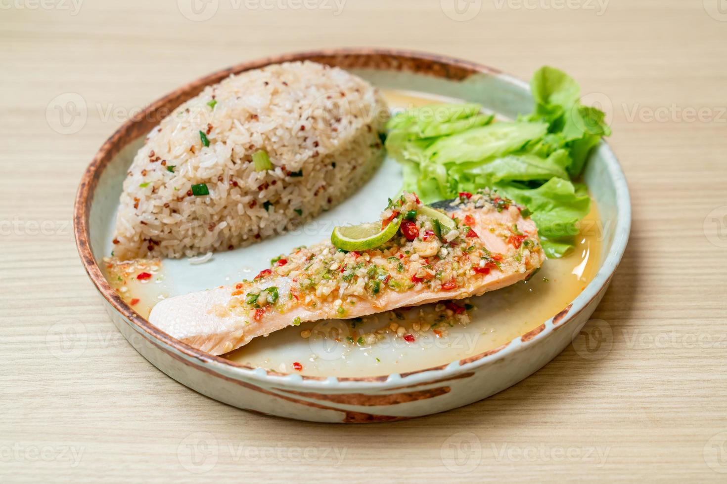 Arroz frito de quinoa con salmón al vapor con aderezo de chile lima - estilo de comida saludable foto