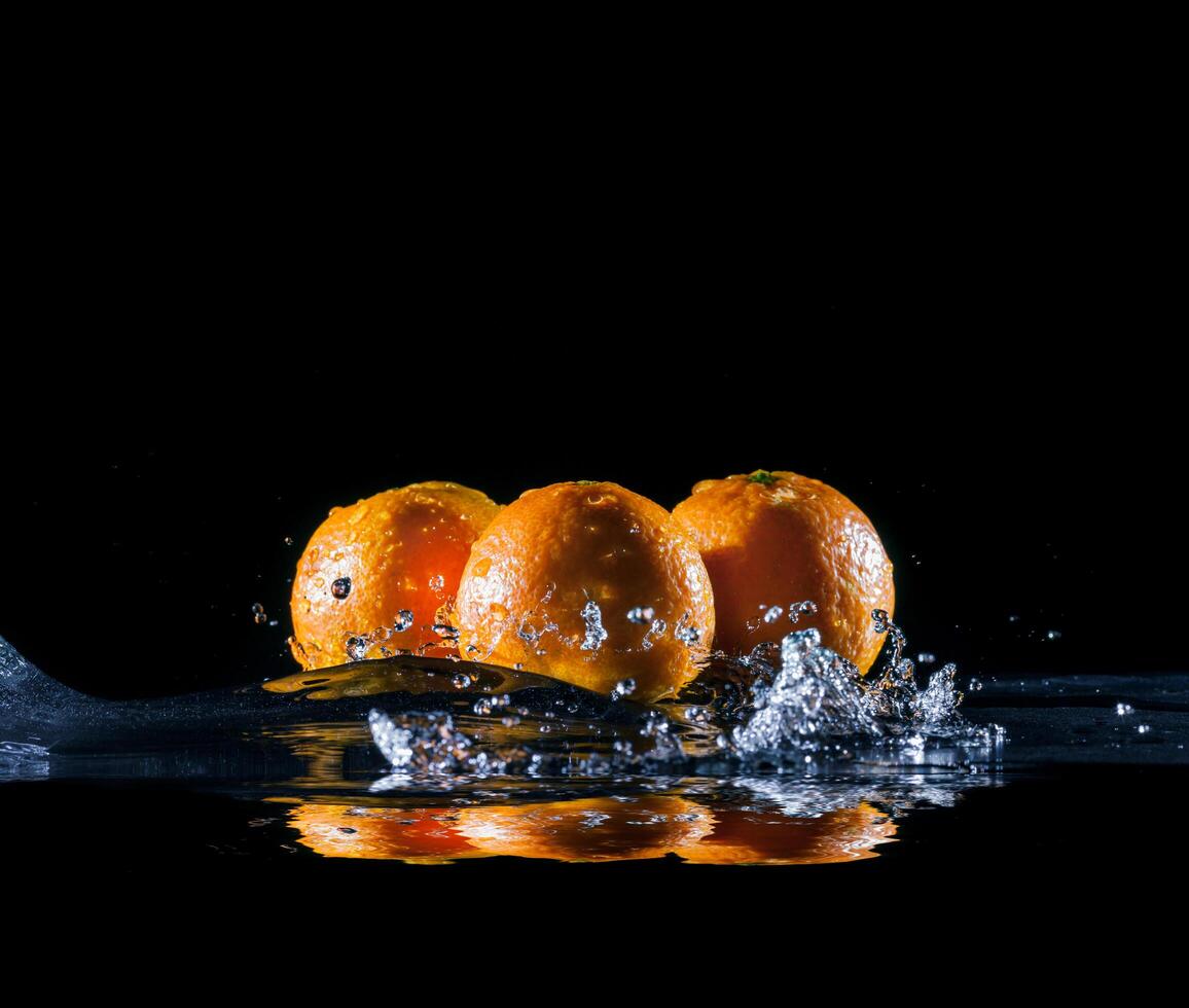 ripe oranges in water photo