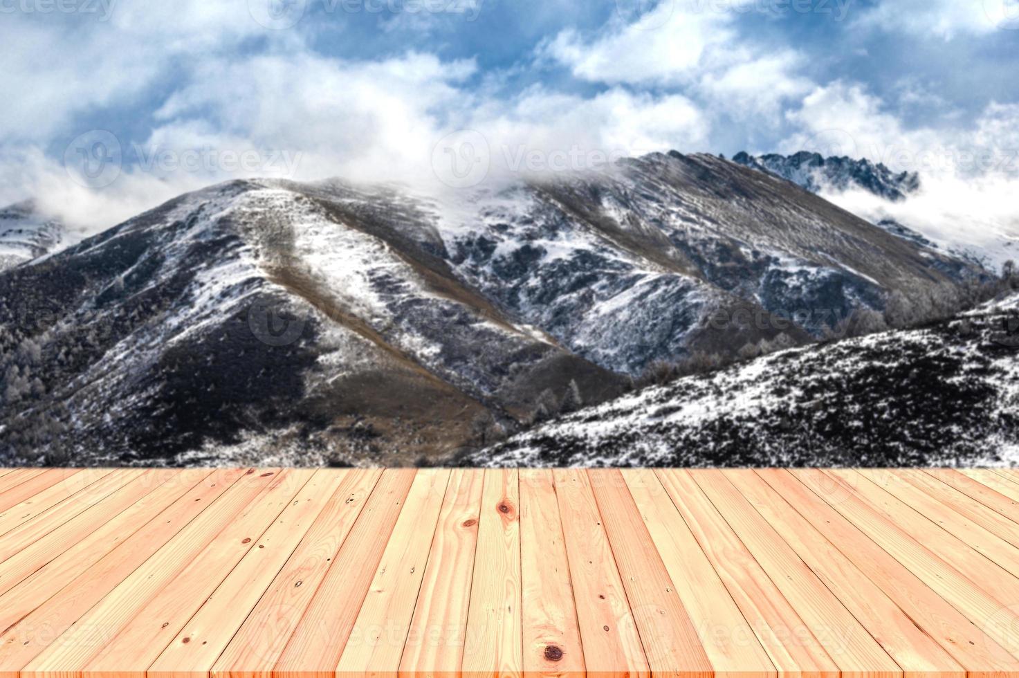 mesa de madera en la montaña de invierno foto