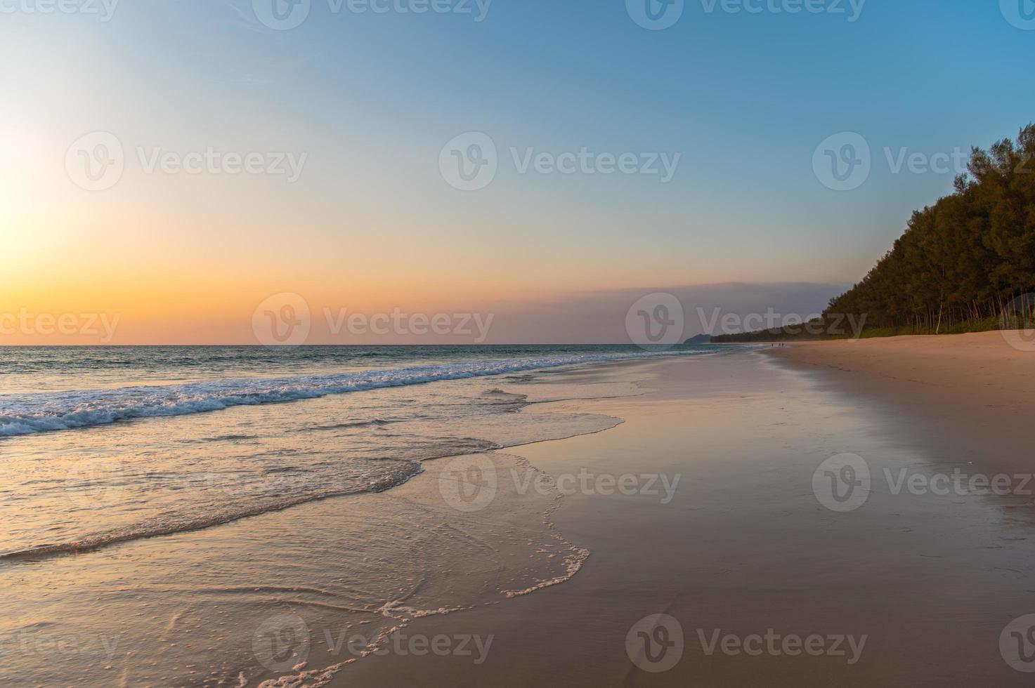 Thai Mueang Beach en Phang Nga en Tailandia foto