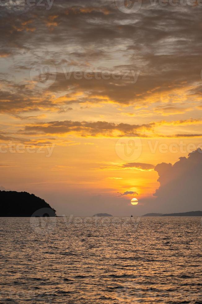 hermosa luz al atardecer en el mar en verano. foto