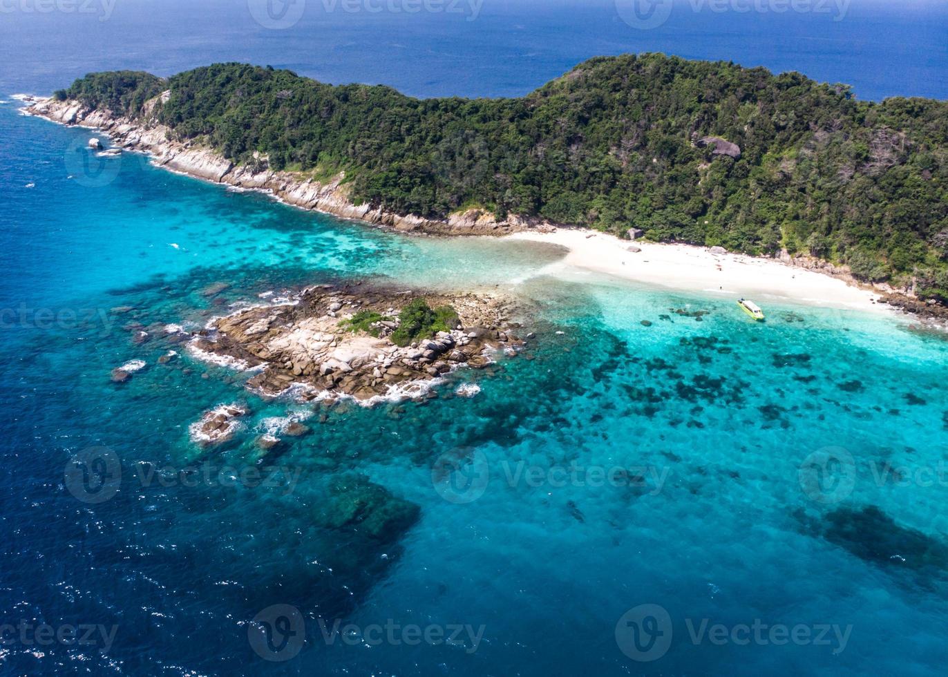 Vista aérea de la isla de racha noi en phuket, tailandia en verano. foto