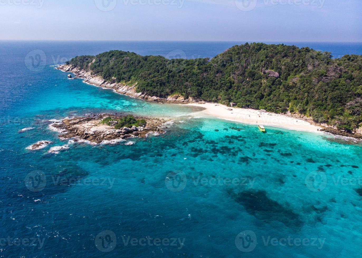 Vista aérea de la isla de racha noi en phuket, tailandia en verano. foto