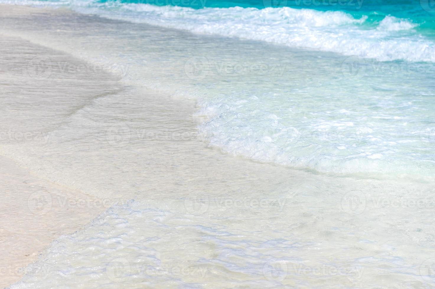 olas del mar claro y playa de arena blanca en verano. foto