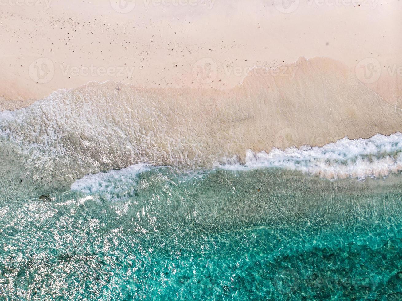 Vista aérea de las claras olas del mar y playas de arena blanca en verano. foto