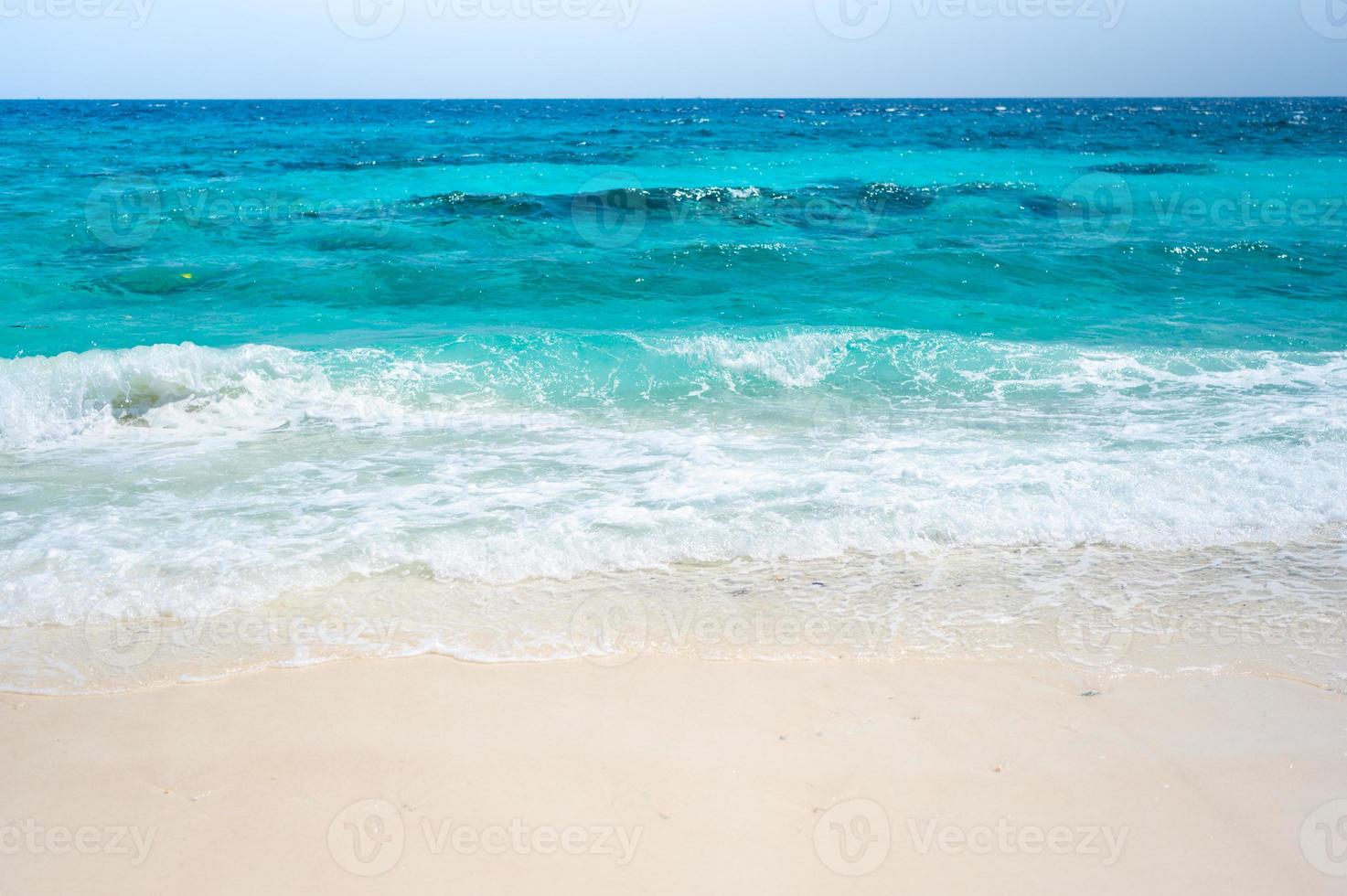 olas del mar claro y playa de arena blanca en verano. foto