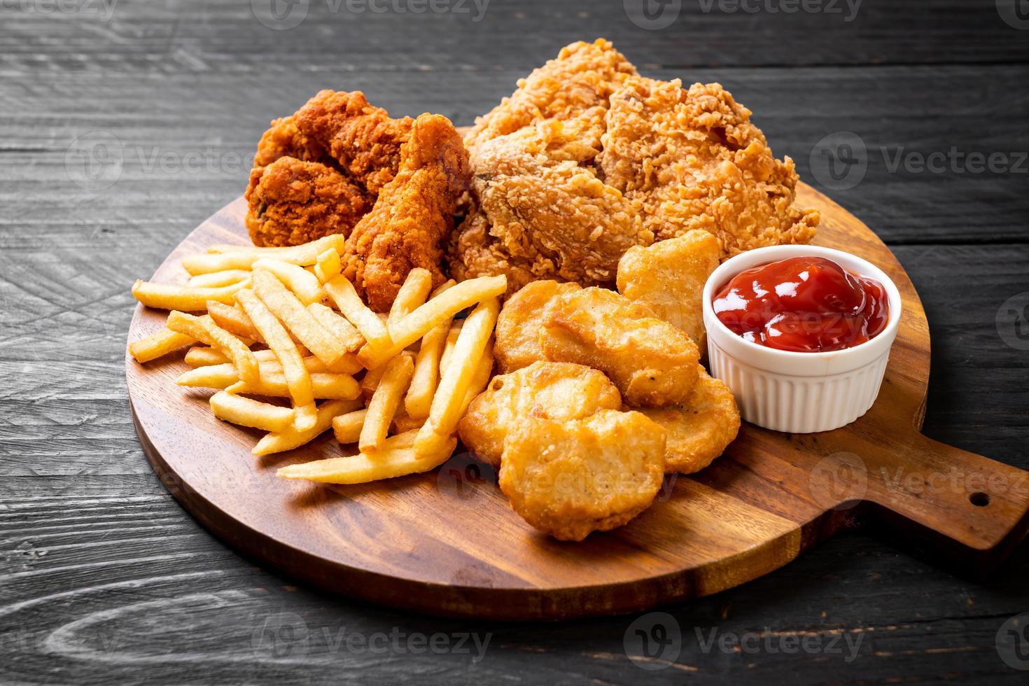 Pollo frito con papas fritas y nuggets de comida - comida chatarra y comida malsana foto