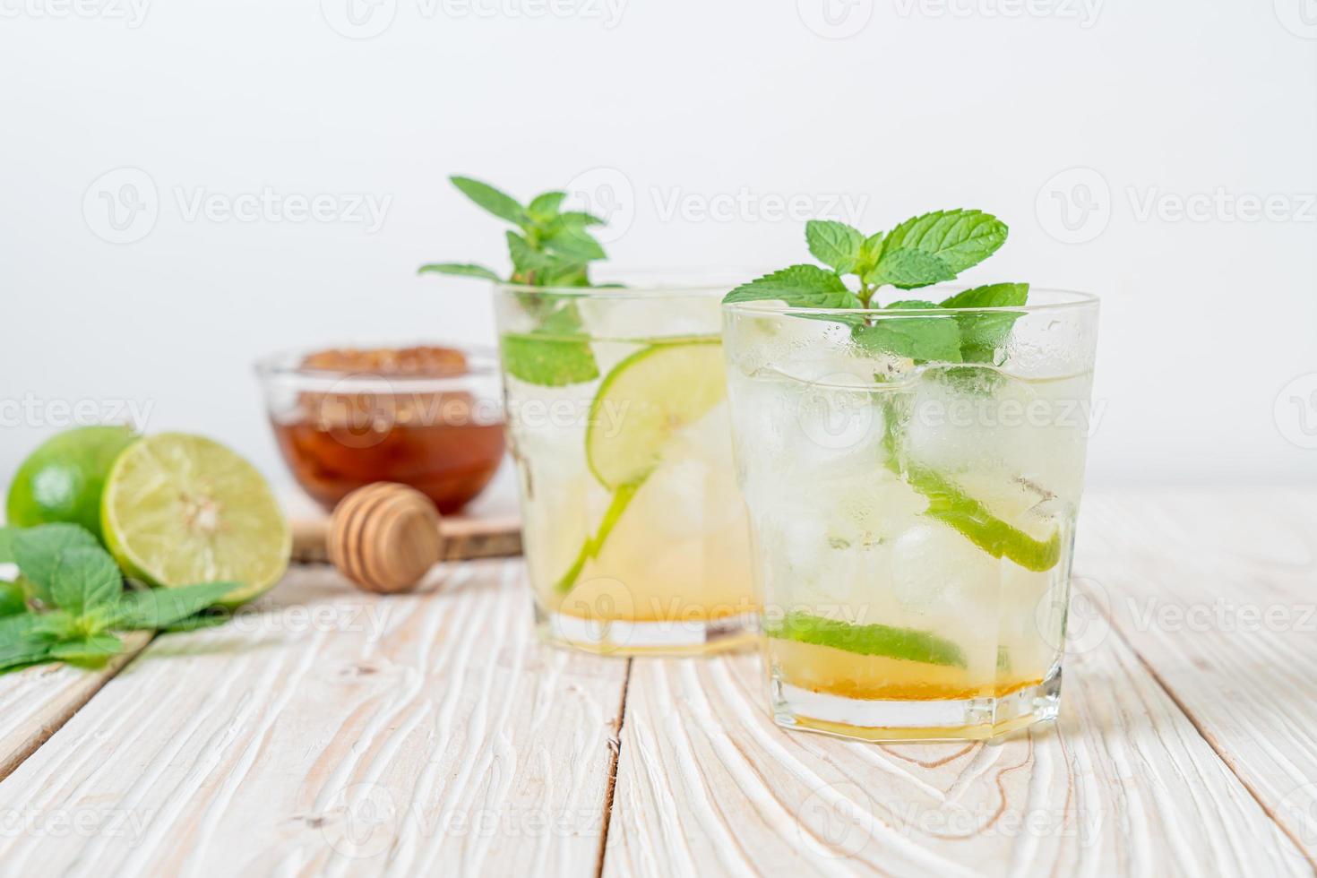 Miel helada y refresco de lima con menta - bebida refrescante foto