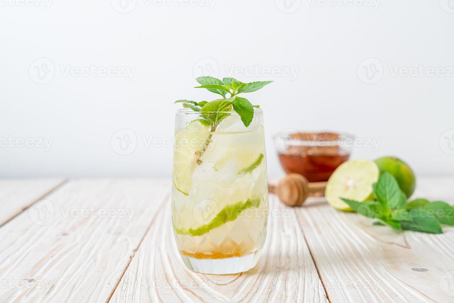 Miel helada y refresco de lima con menta - bebida refrescante foto