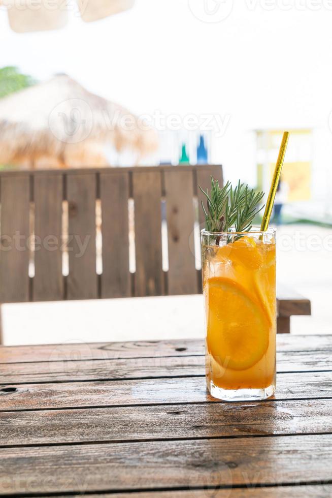 Soda de jugo de naranja con romero en cafetería restaurante foto