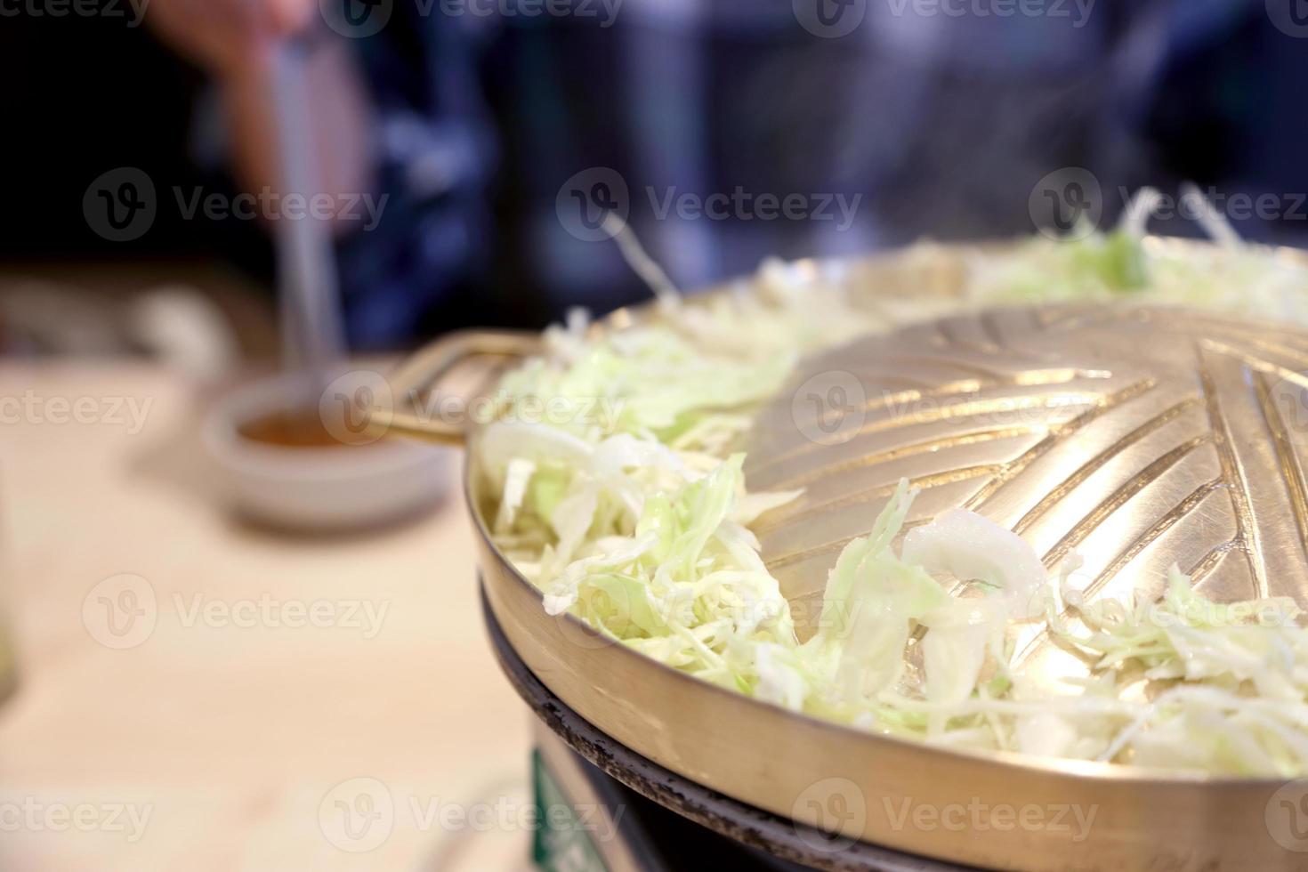 cocinar en un plato caliente foto