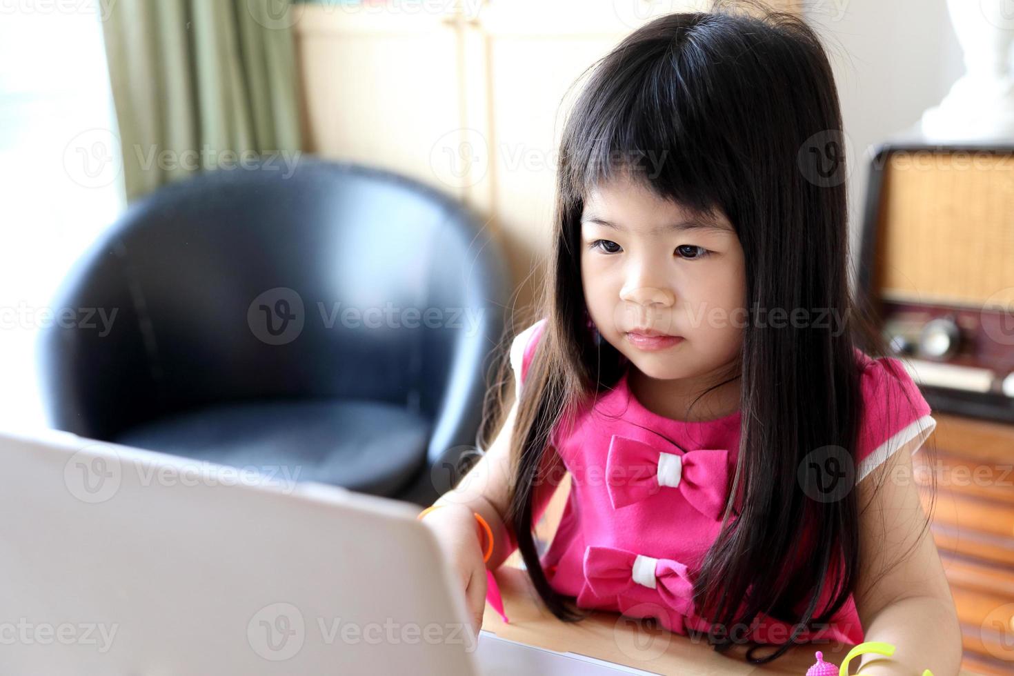 niño con laptop foto