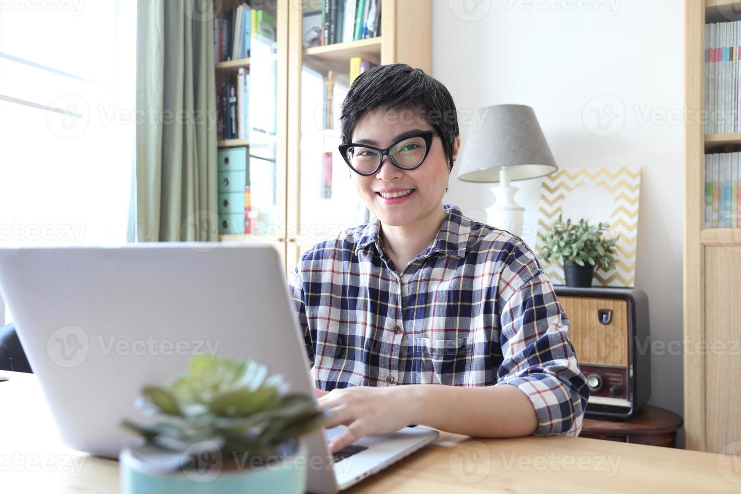 mujer asiática trabajando foto