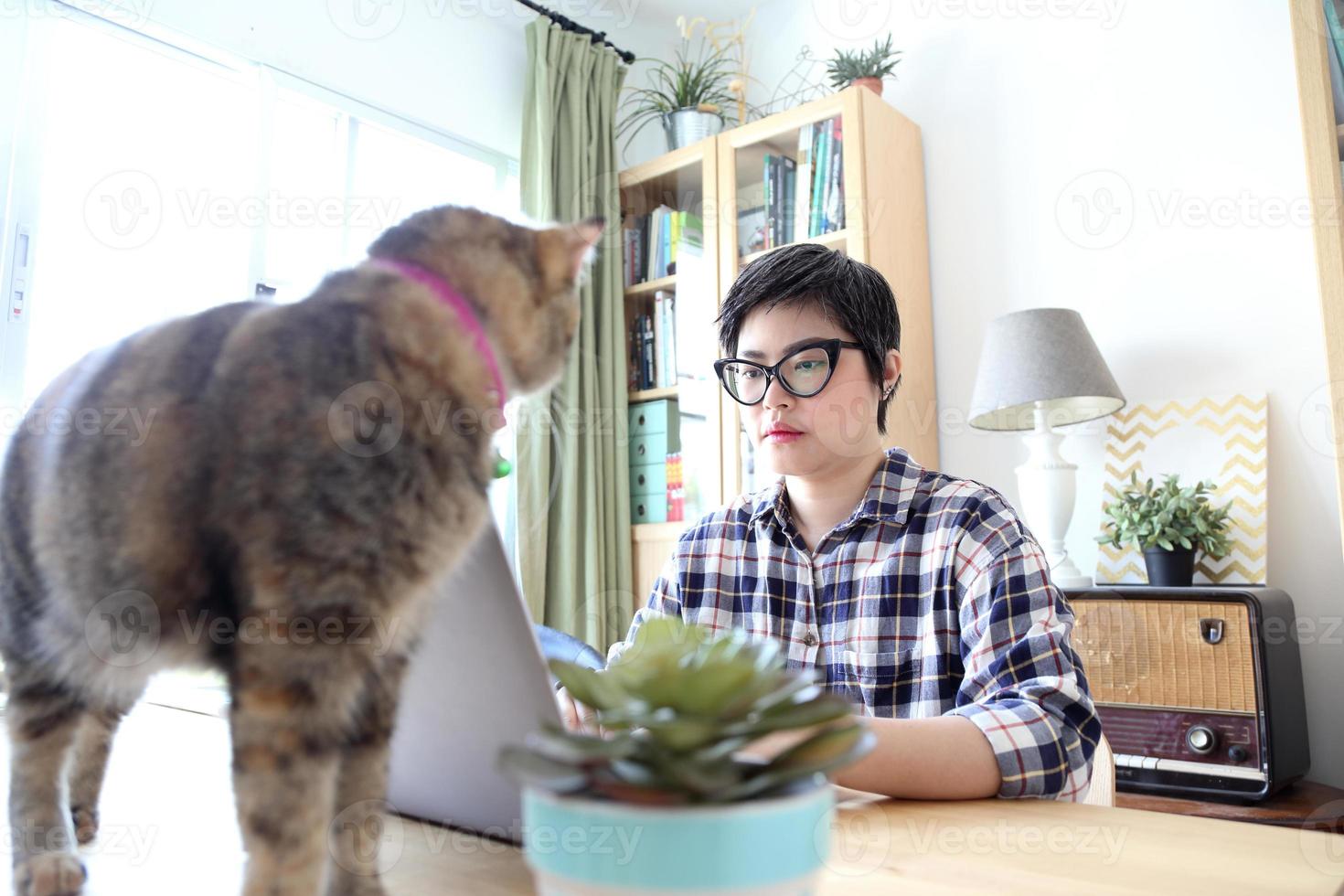 mujer asiática trabajando foto