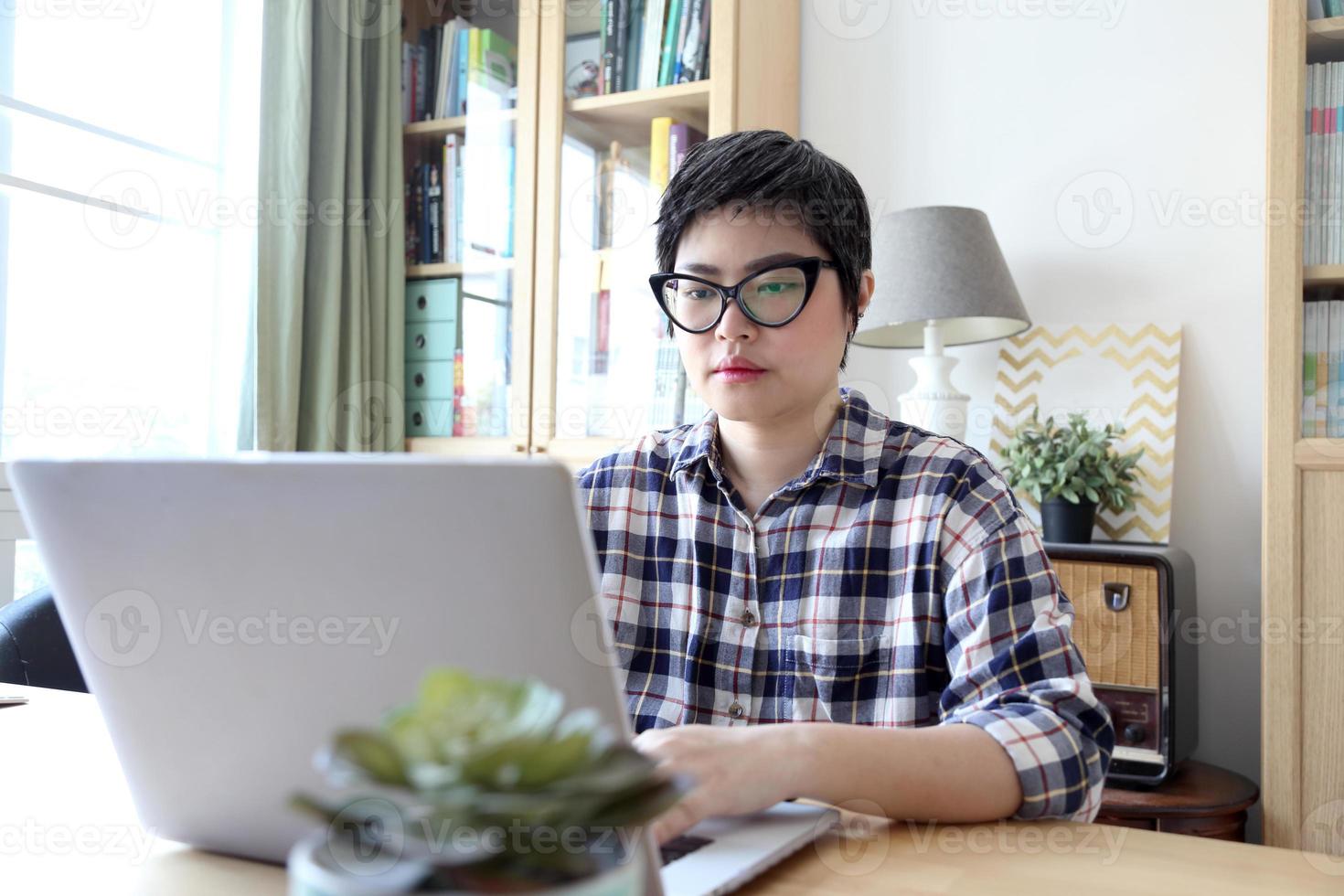 mujer asiática trabajando foto