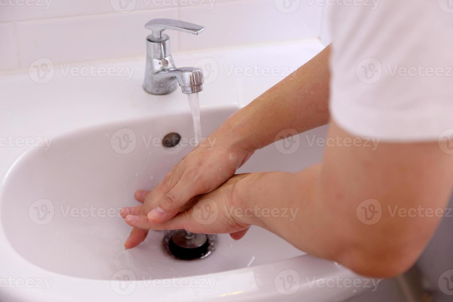 lavarse las manos en el lavabo foto