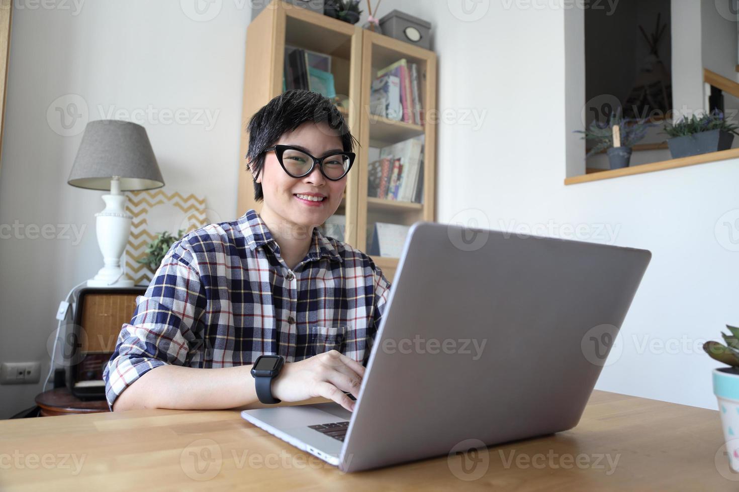 mujer asiática trabajando foto