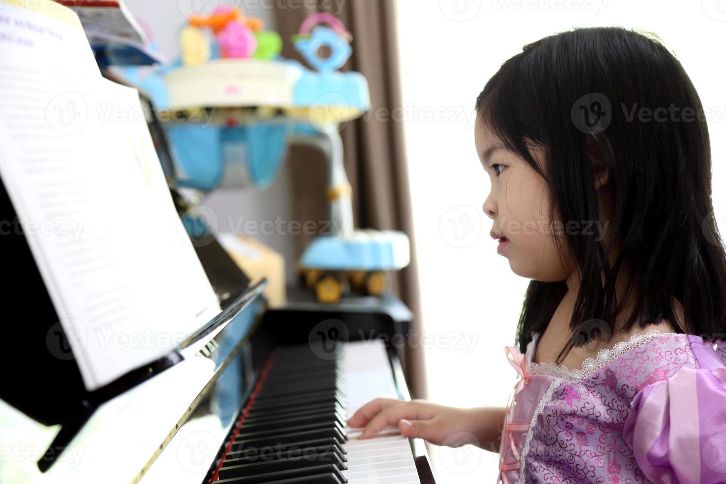 niña tocando el piano foto