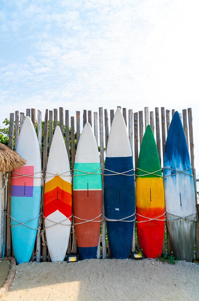 hermosas y coloridas tablas de surf con cielo azul foto