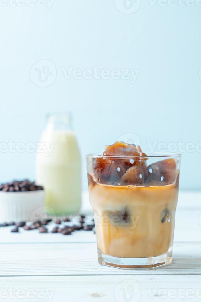 Cubitos de hielo de café con leche en la mesa de madera foto