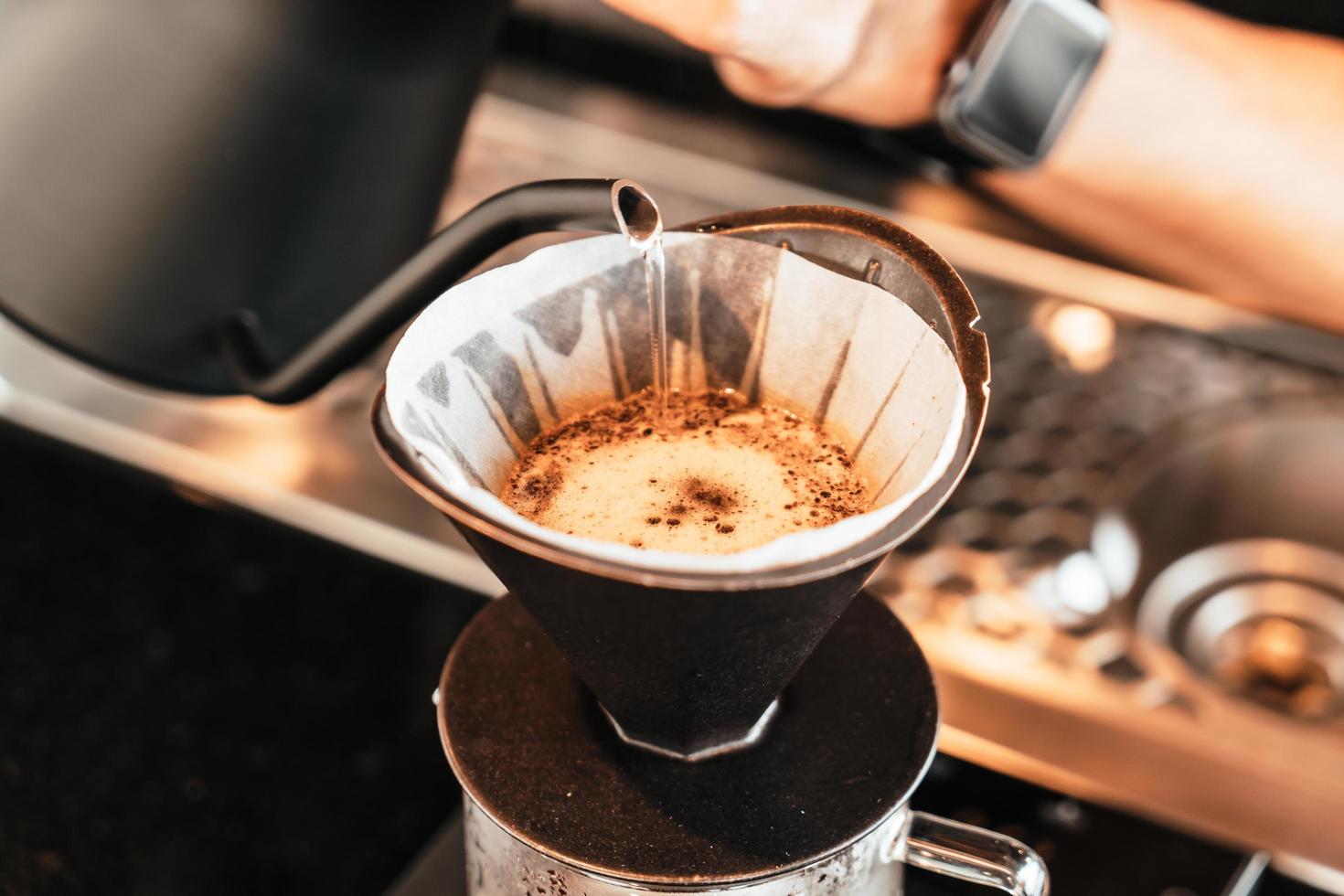 Verter agua caliente para gotear café arábica foto