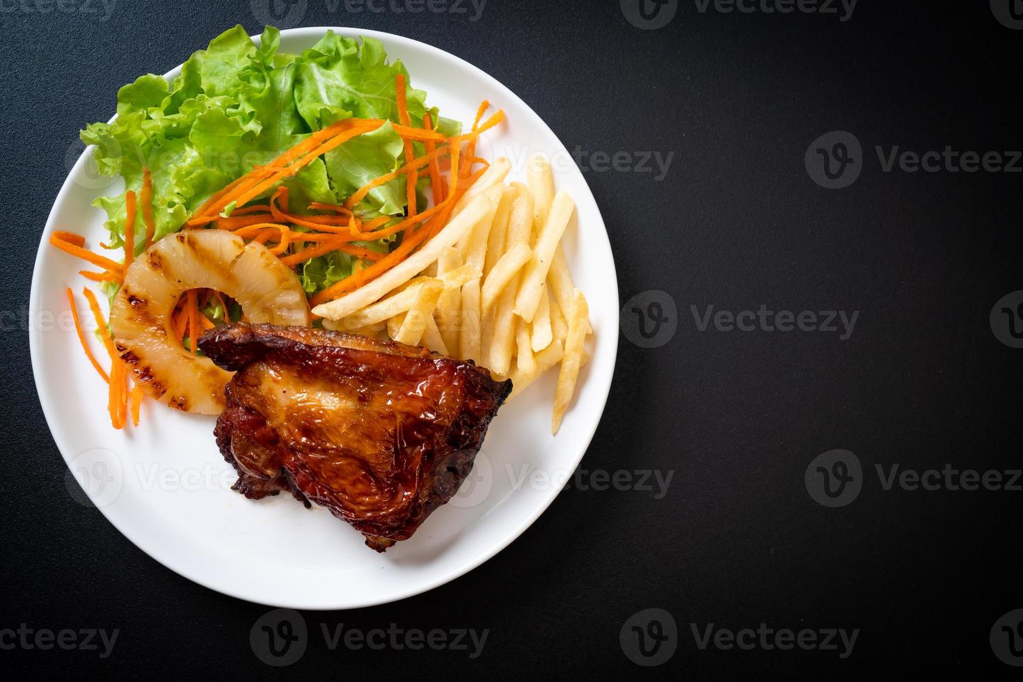 Filete de pollo a la plancha con verduras y patatas fritas foto