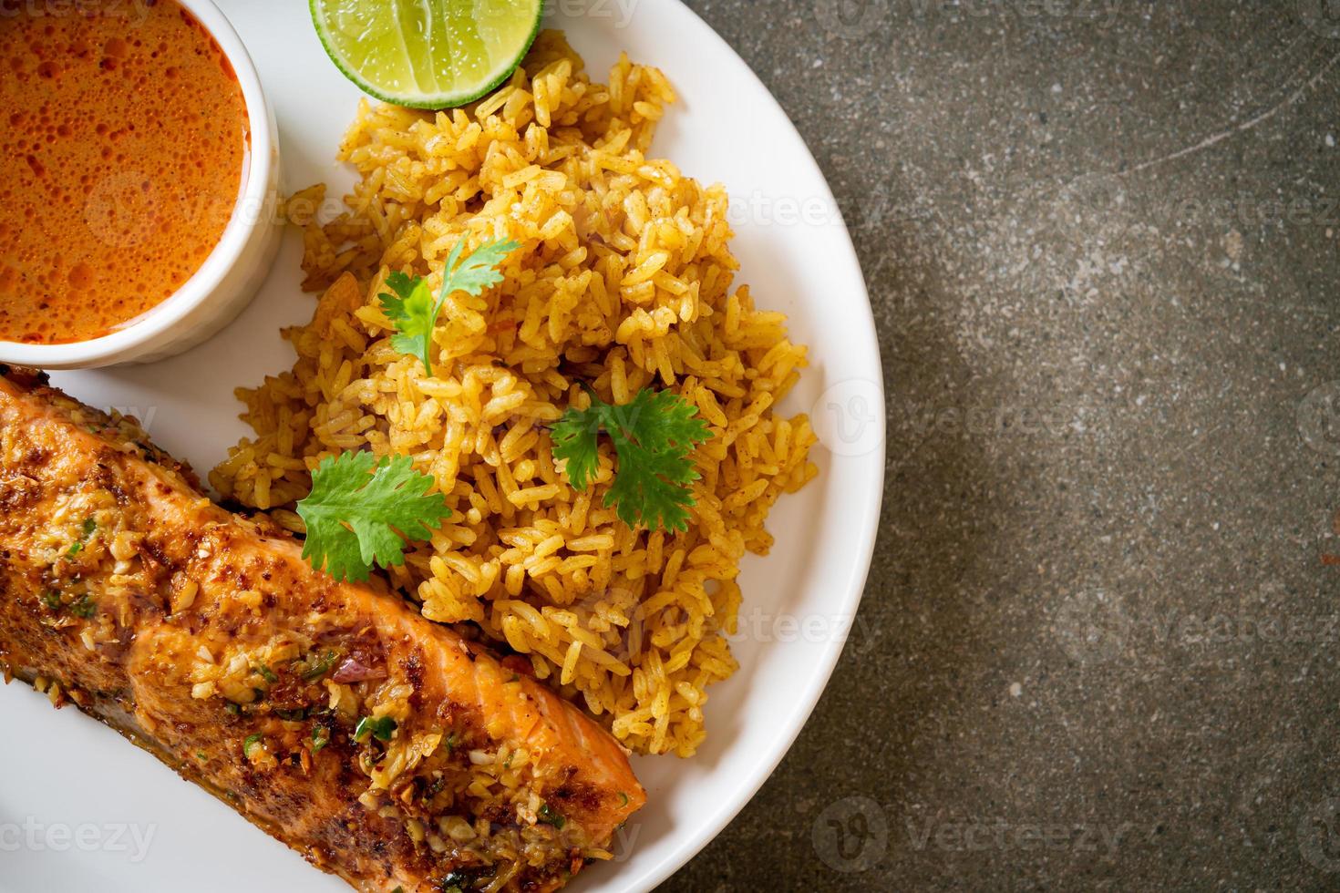 tandoori de salmón a la sartén con arroz masala - estilo de comida musulmana foto