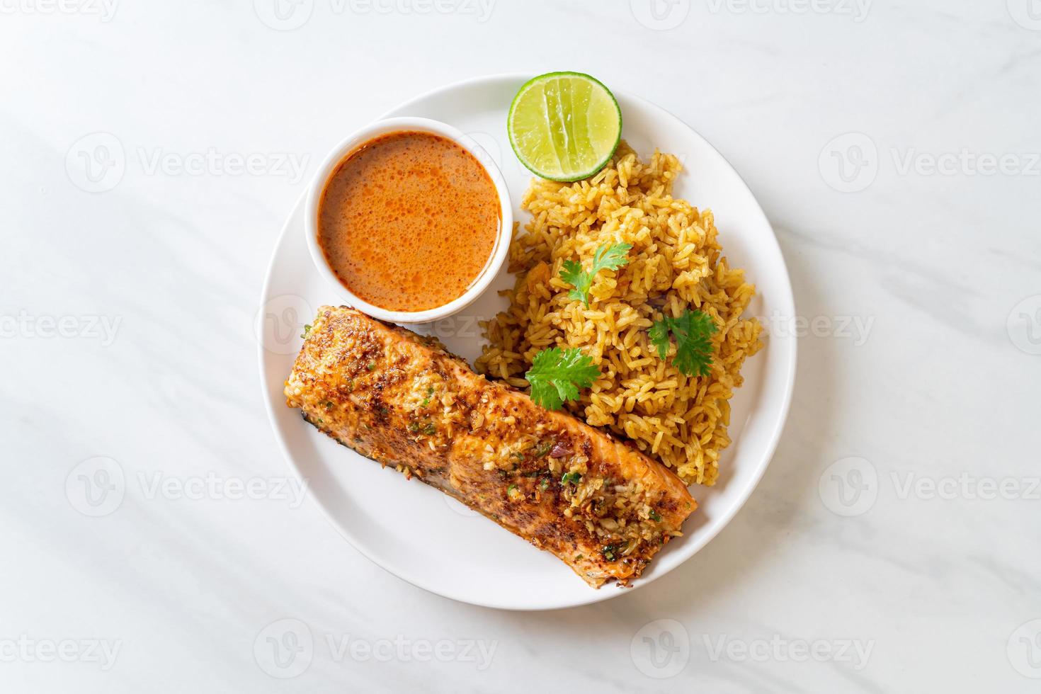 tandoori de salmón a la sartén con arroz masala - estilo de comida musulmana foto