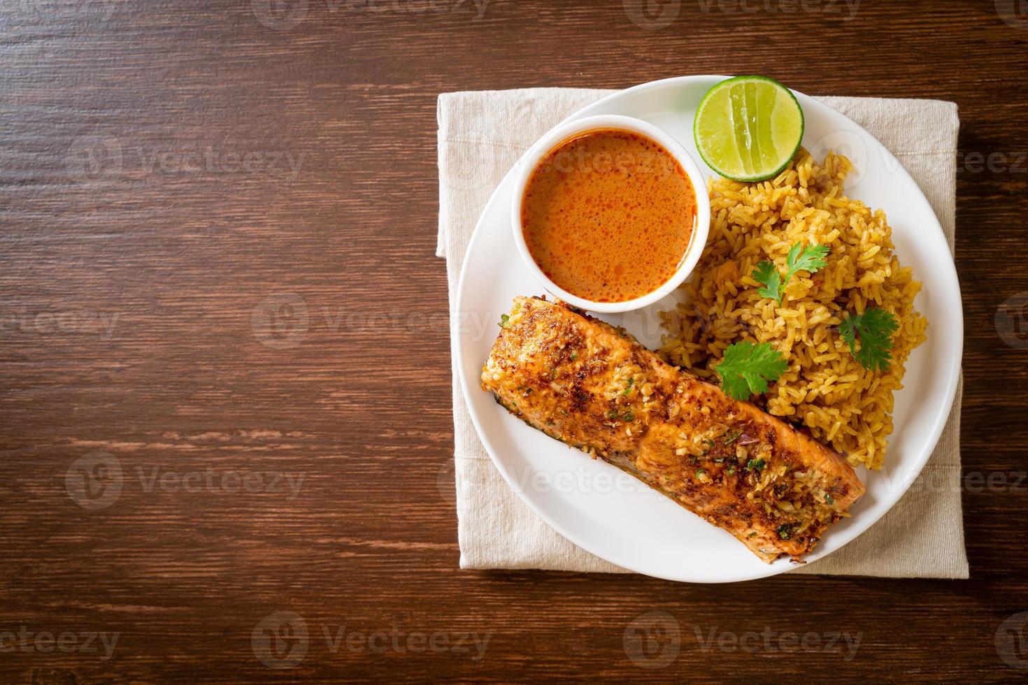 tandoori de salmón a la sartén con arroz masala - estilo de comida musulmana foto