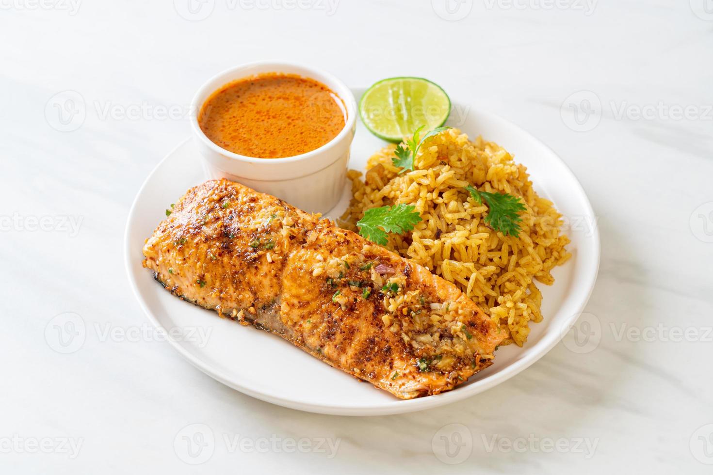 tandoori de salmón a la sartén con arroz masala - estilo de comida musulmana foto