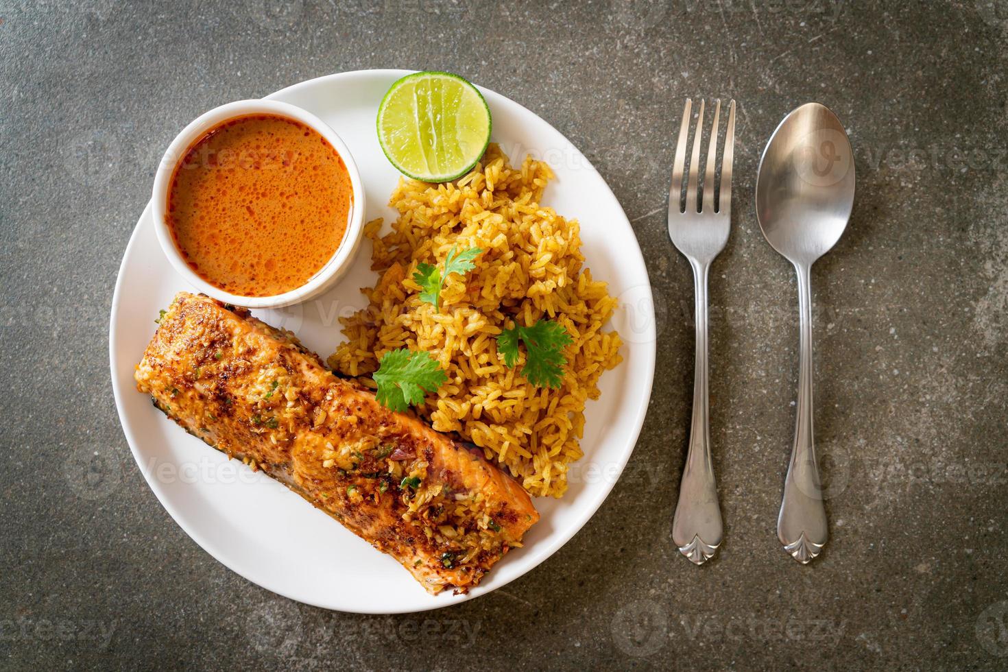 tandoori de salmón a la sartén con arroz masala - estilo de comida musulmana foto