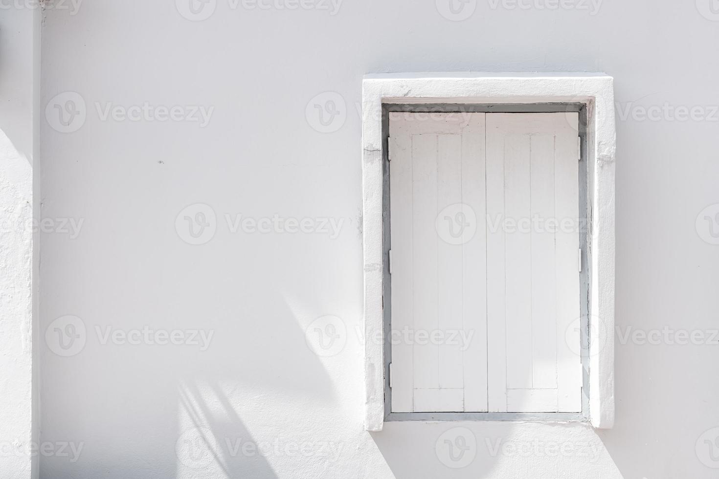 Ventana de madera blanca en la pared con espacio de copia foto