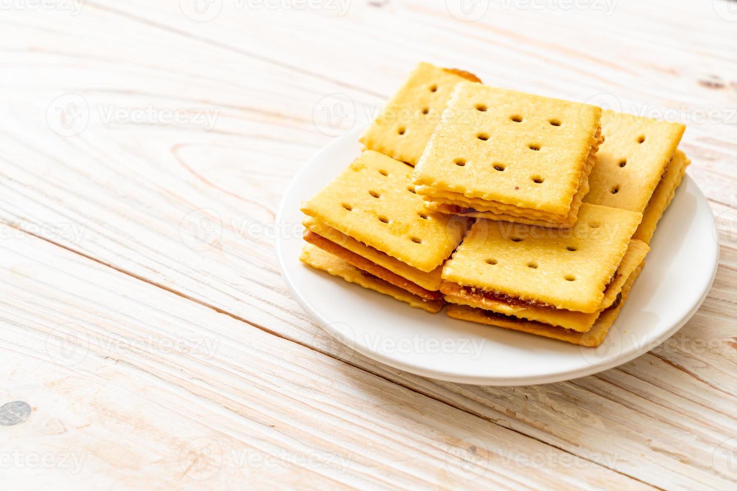 Galletas de queso con mermelada de piña sobre fondo de madera foto