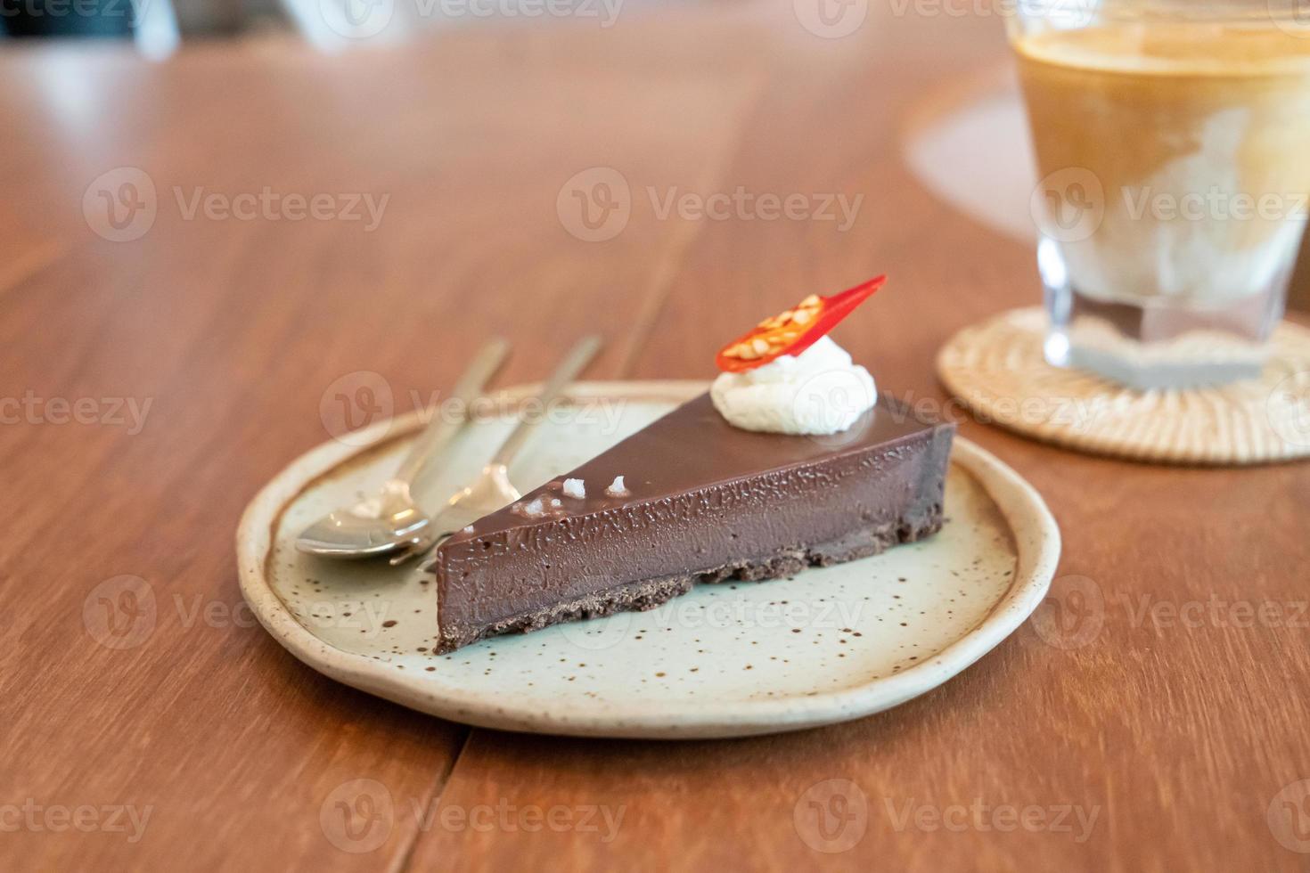 Tarta de chocolate con chile salado en la placa en el restaurante cafetería foto