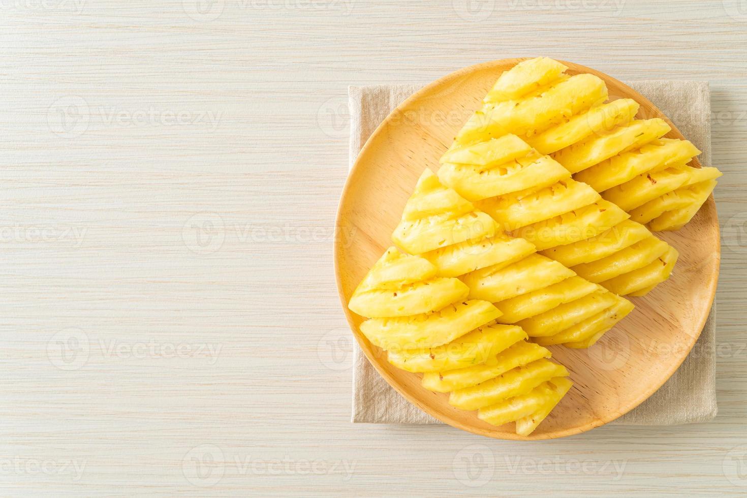 Piña fresca en rodajas en un plato blanco. foto