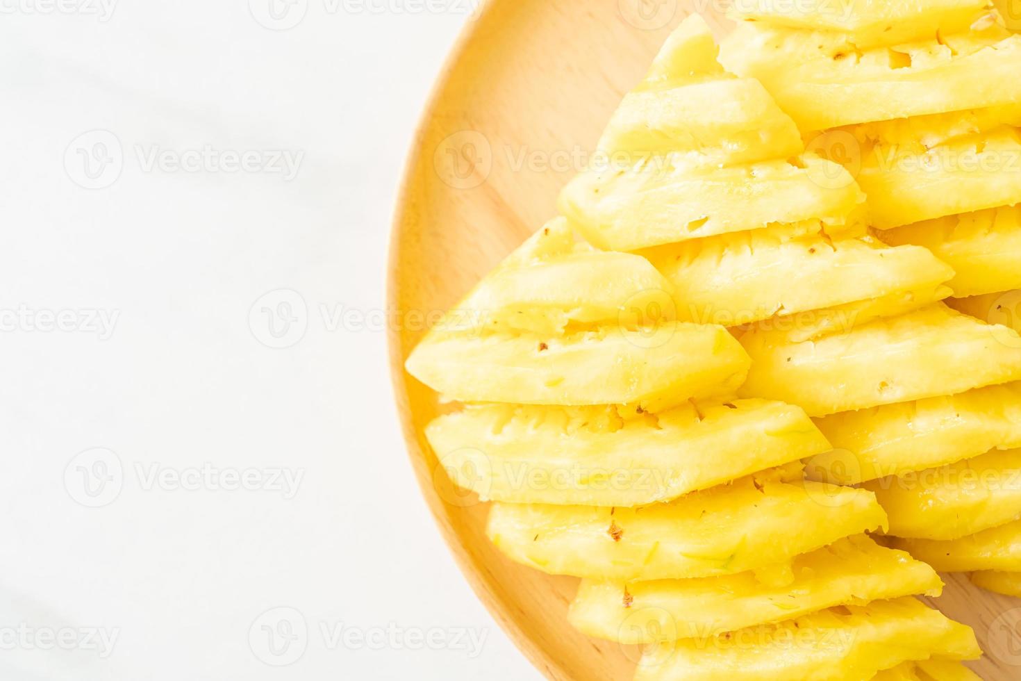 Piña fresca en rodajas en un plato blanco. foto