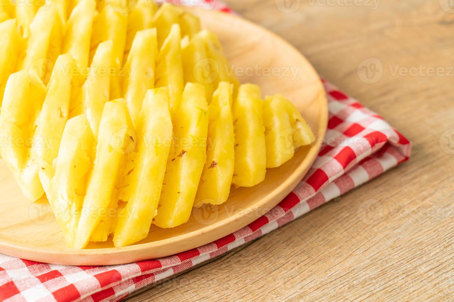 Piña fresca en rodajas en un plato blanco. foto