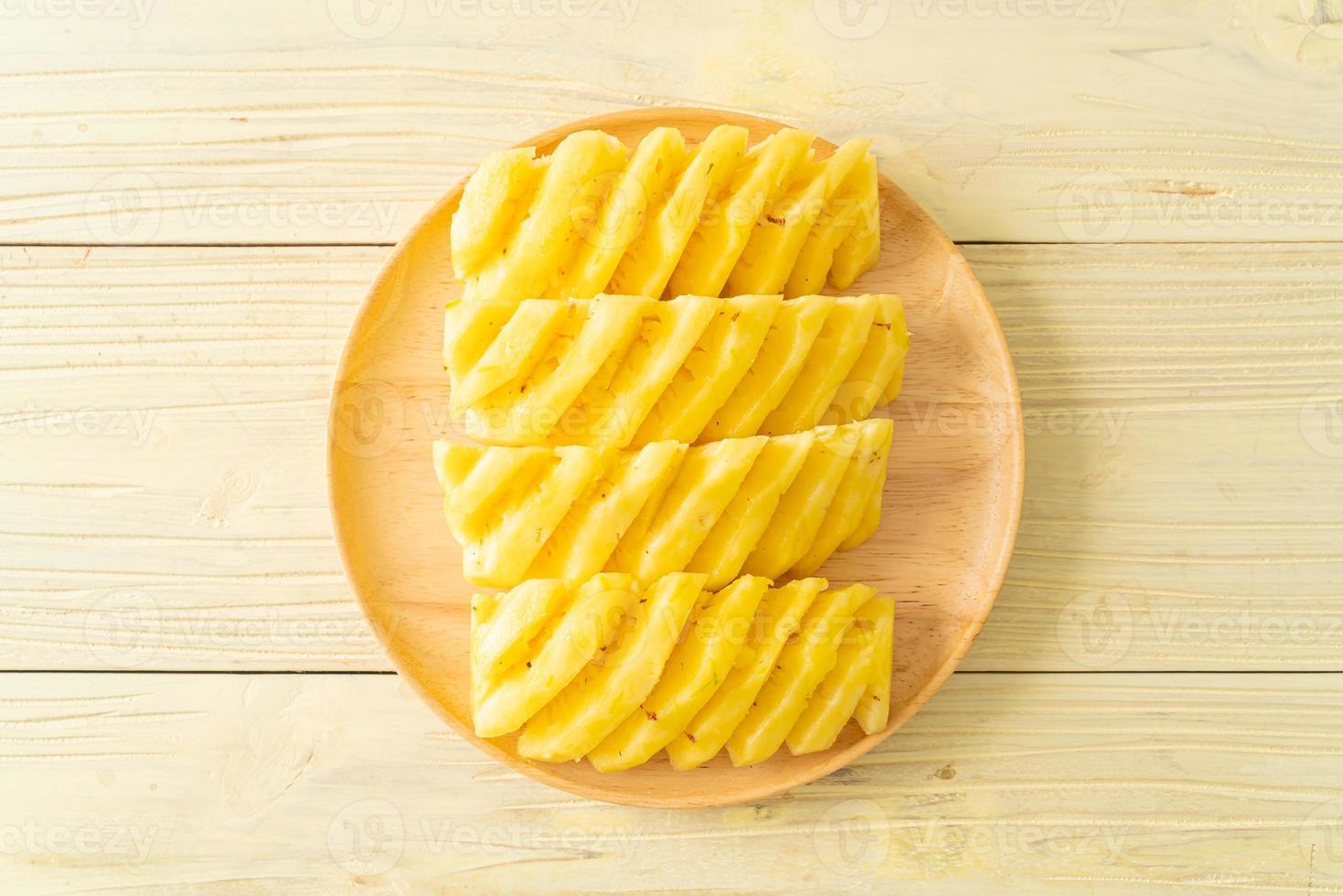 Piña fresca en rodajas en un plato blanco. foto