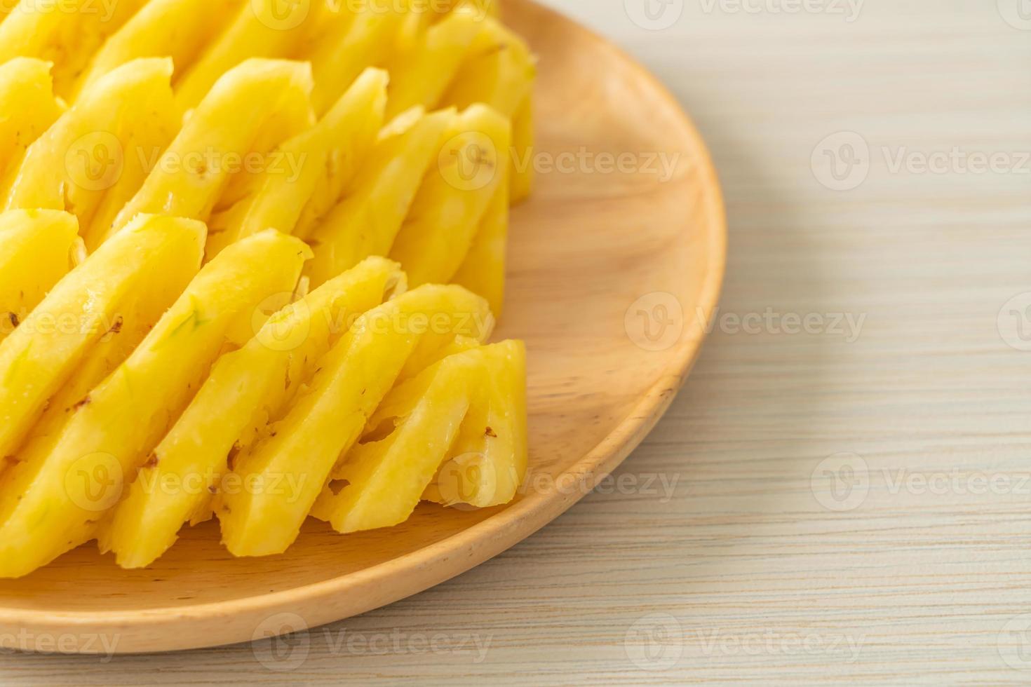 Piña fresca en rodajas en un plato blanco. foto