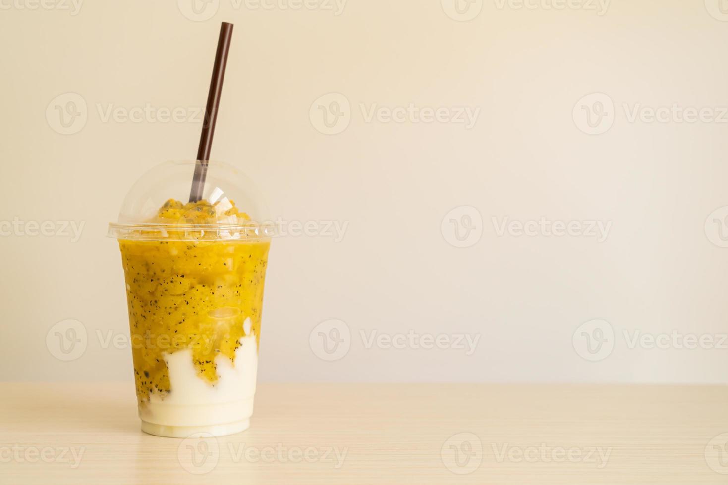 Batidos de maracuyá con yogur en vaso foto