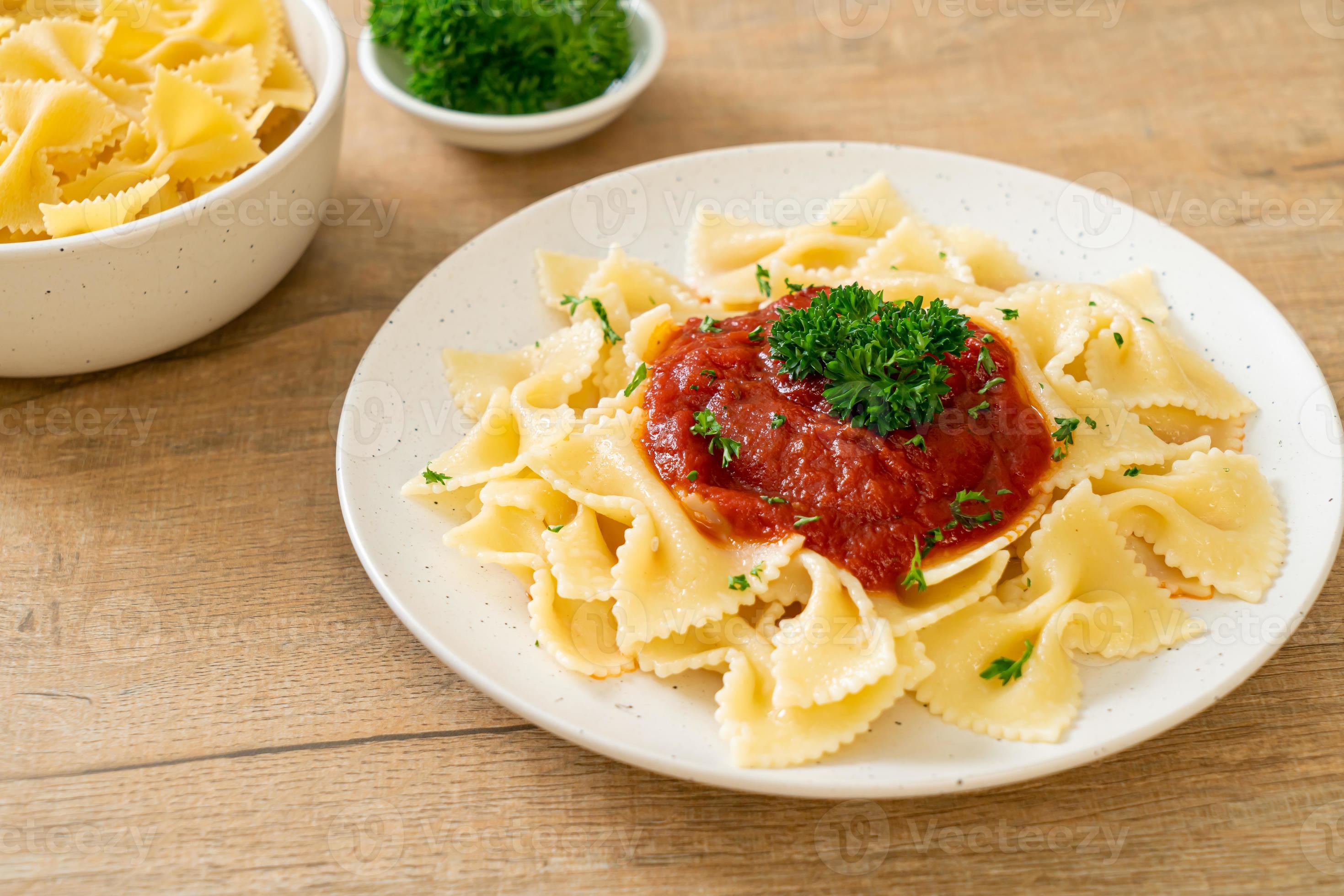 Pasta farfalle en salsa de tomate con perejil - estilo de comida ...