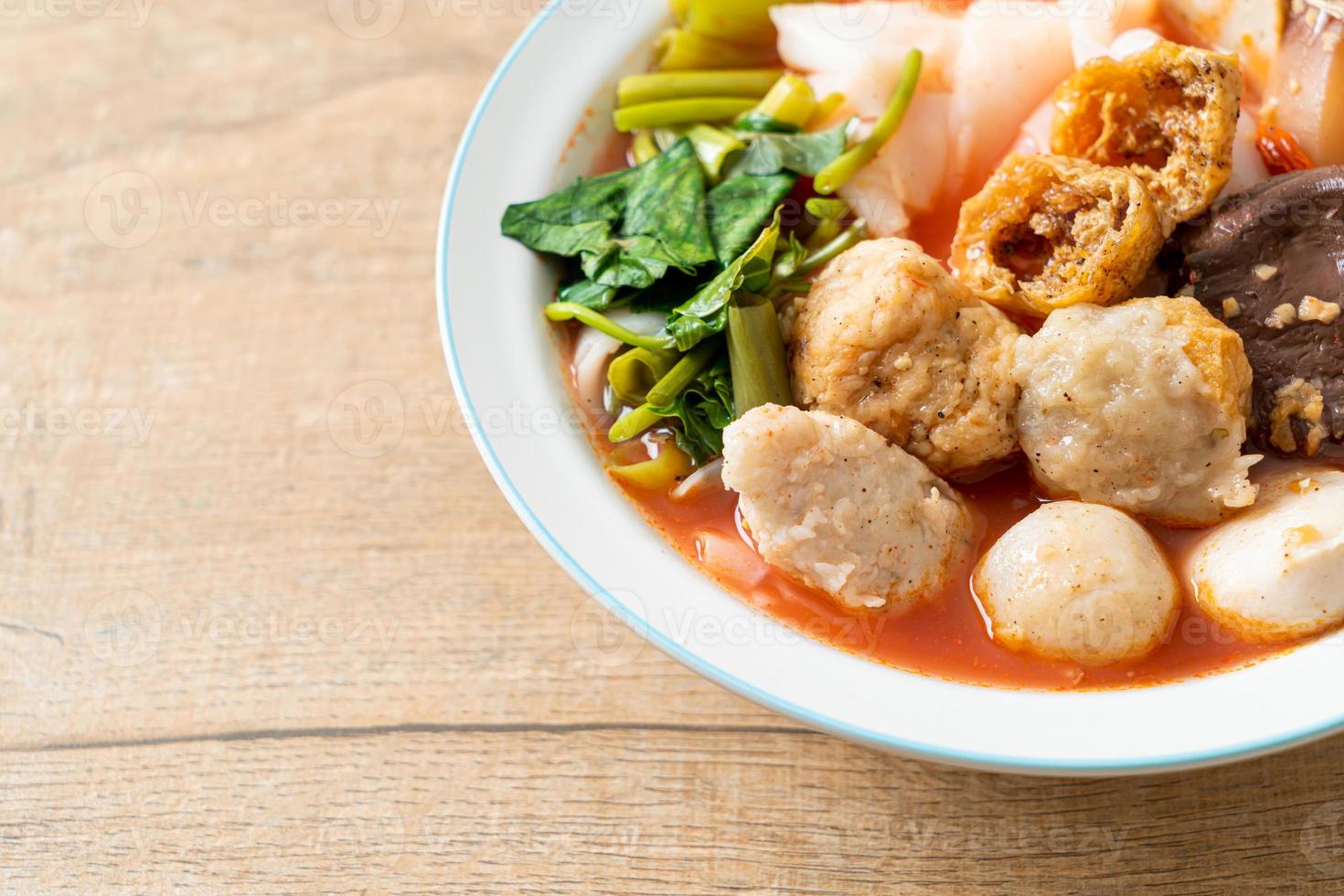 fideos con albóndigas en sopa rosa o yen ta cuatro fideos al estilo asiático foto