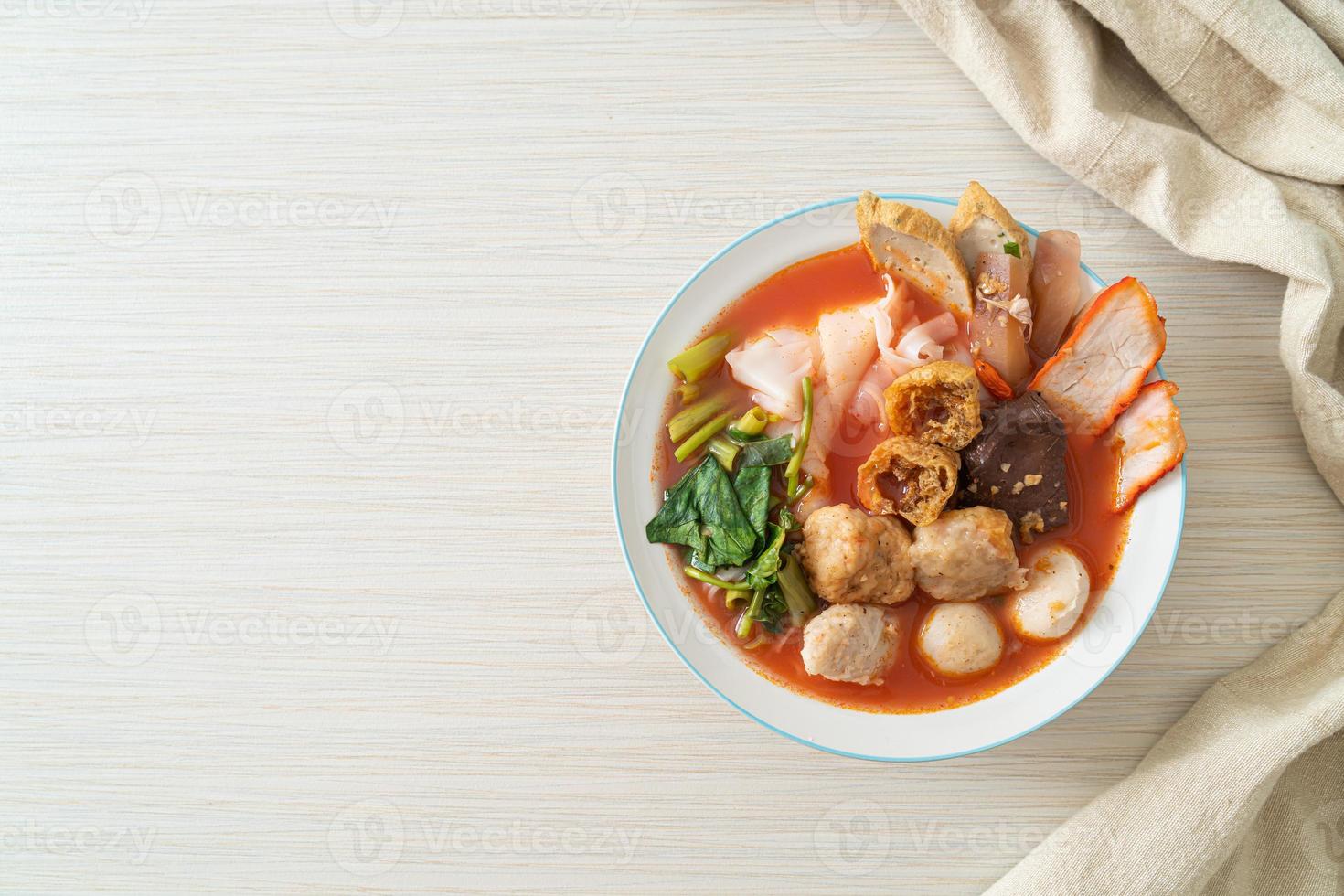 fideos con albóndigas en sopa rosa o yen ta cuatro fideos al estilo asiático foto