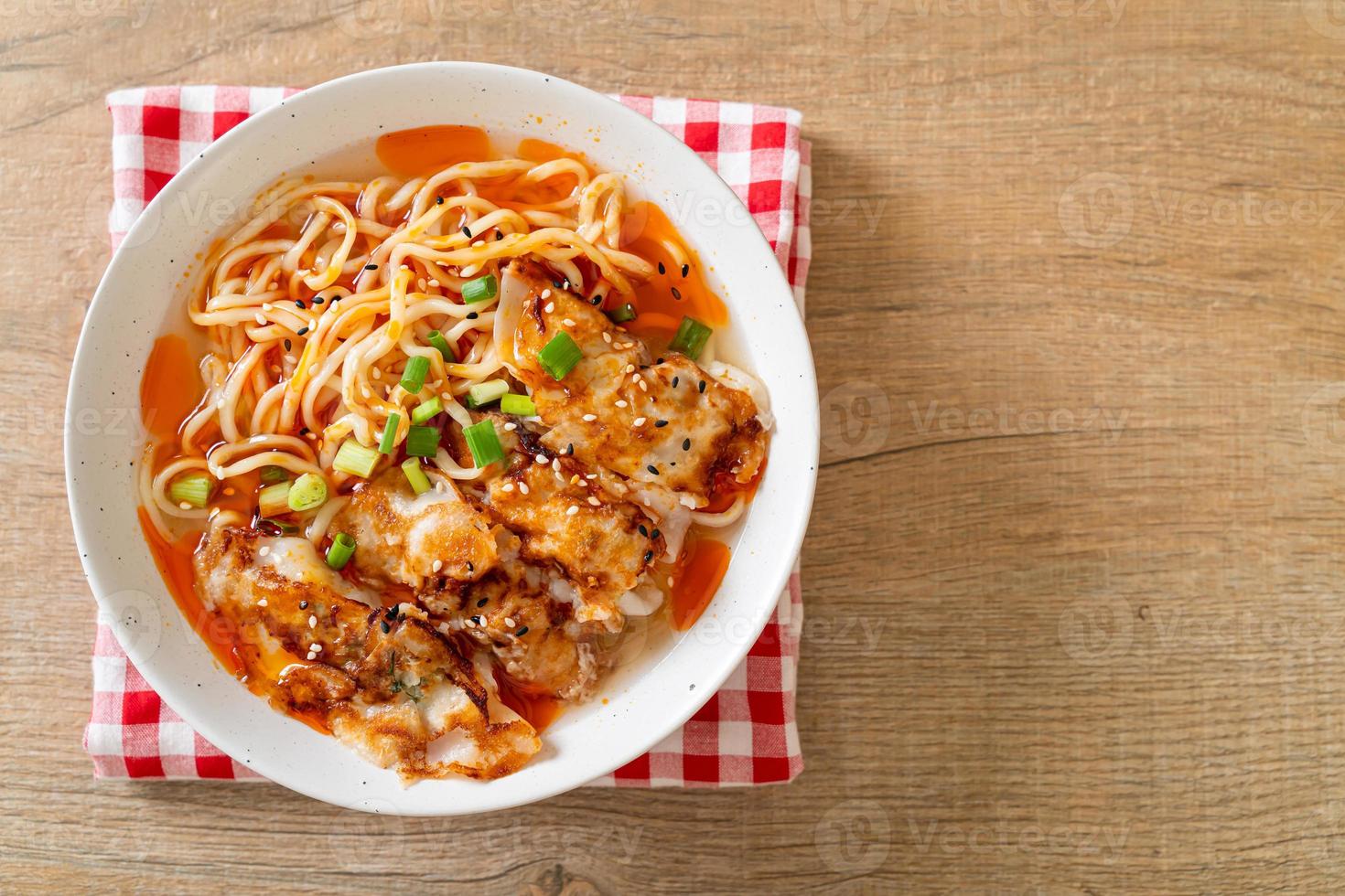 fideos ramen con gyoza o albóndigas de cerdo - estilo de comida asiática foto