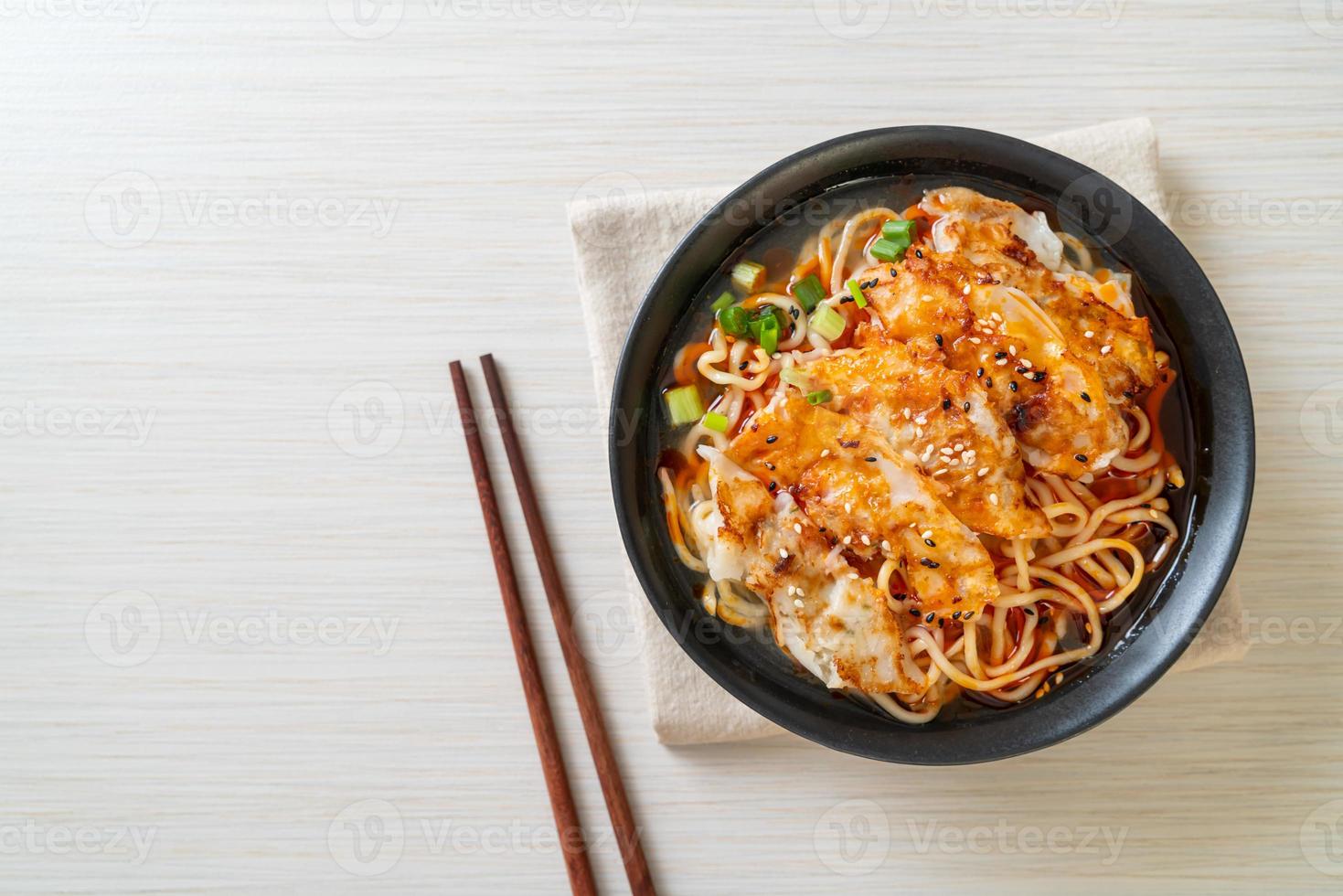 fideos ramen con gyoza o albóndigas de cerdo - estilo de comida asiática foto