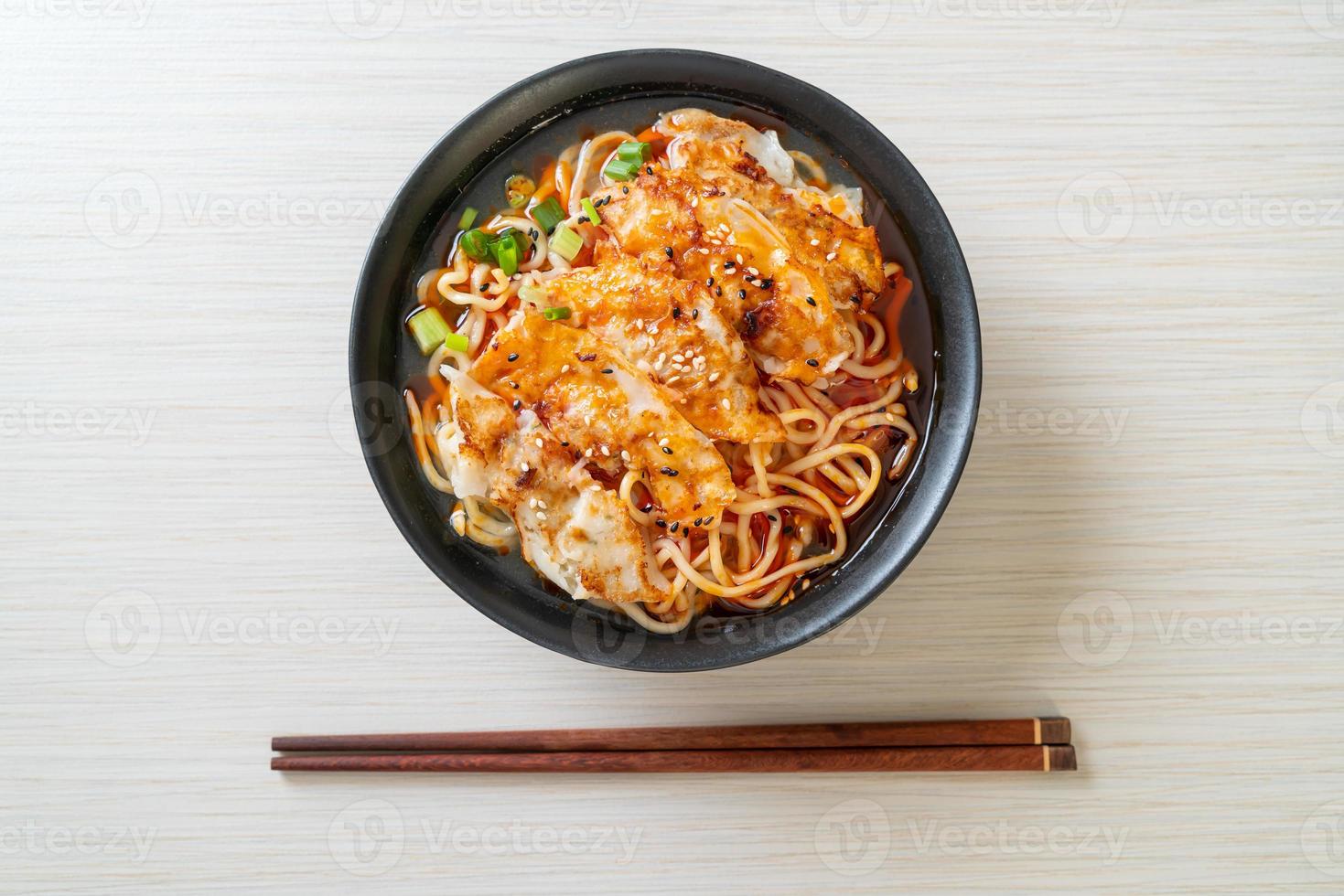 fideos ramen con gyoza o albóndigas de cerdo - estilo de comida asiática foto