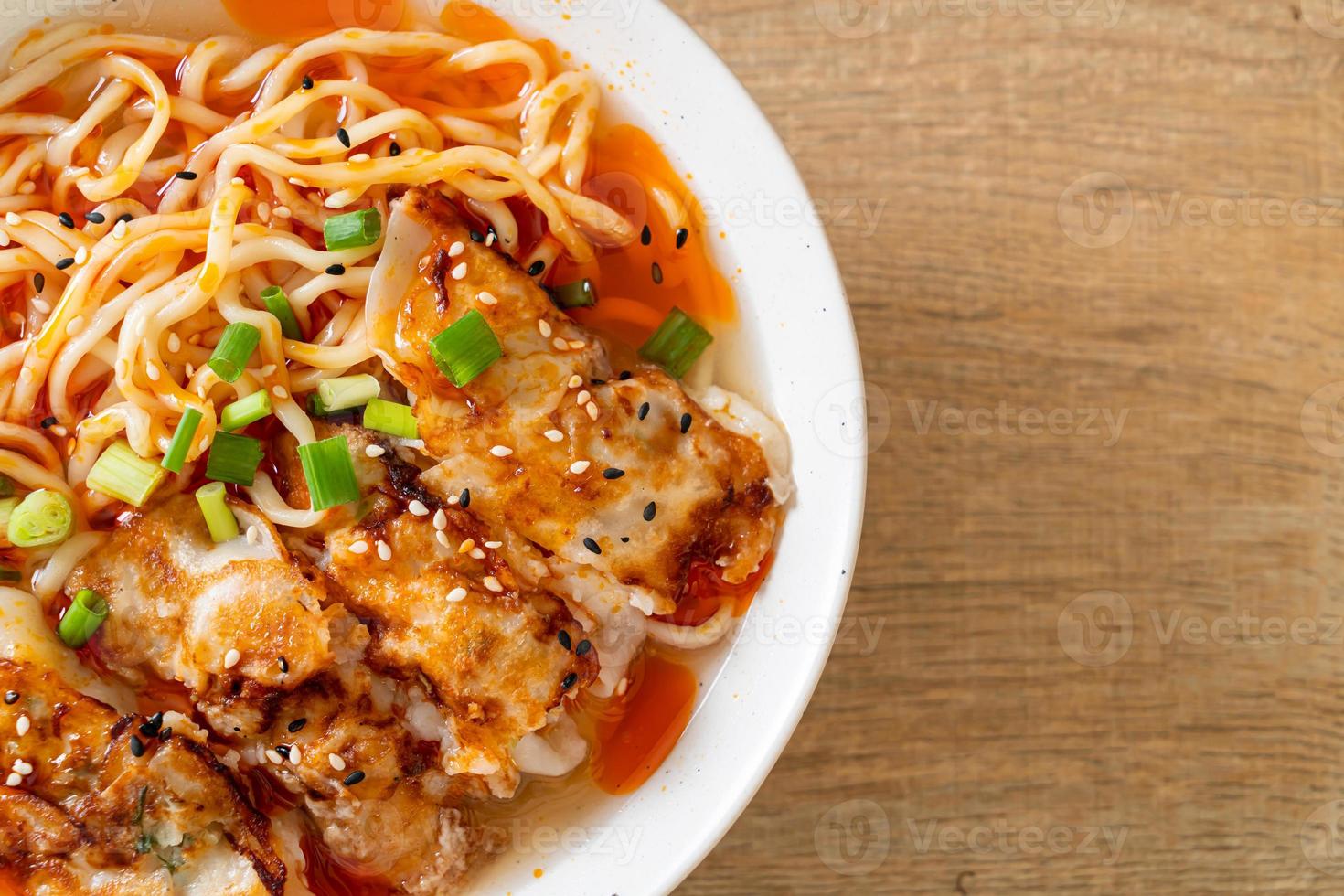 fideos ramen con gyoza o albóndigas de cerdo - estilo de comida asiática foto