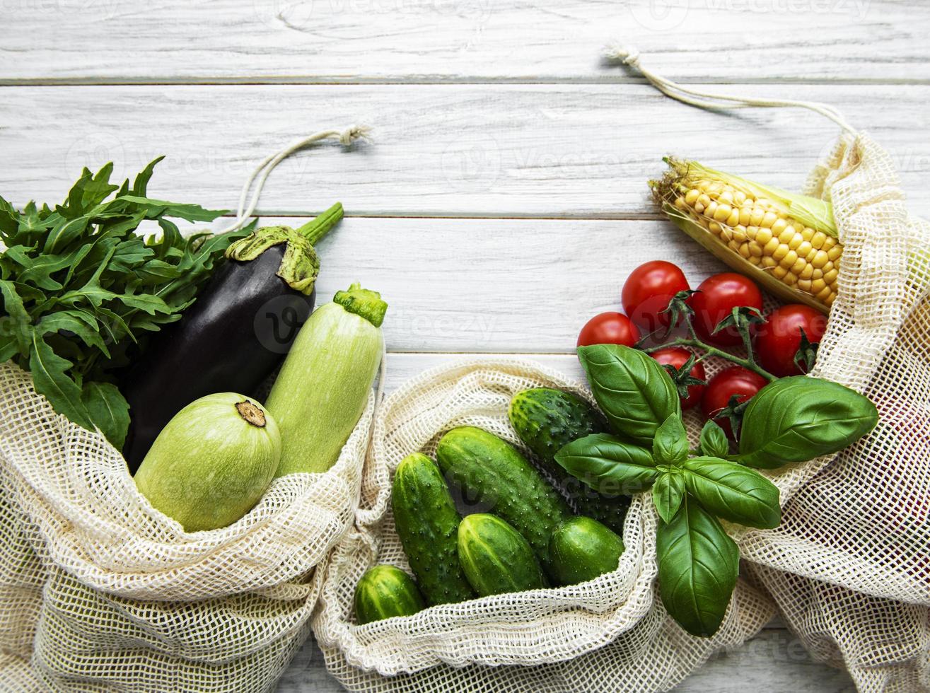 verduras frescas en bolsa de algodón ecológico foto