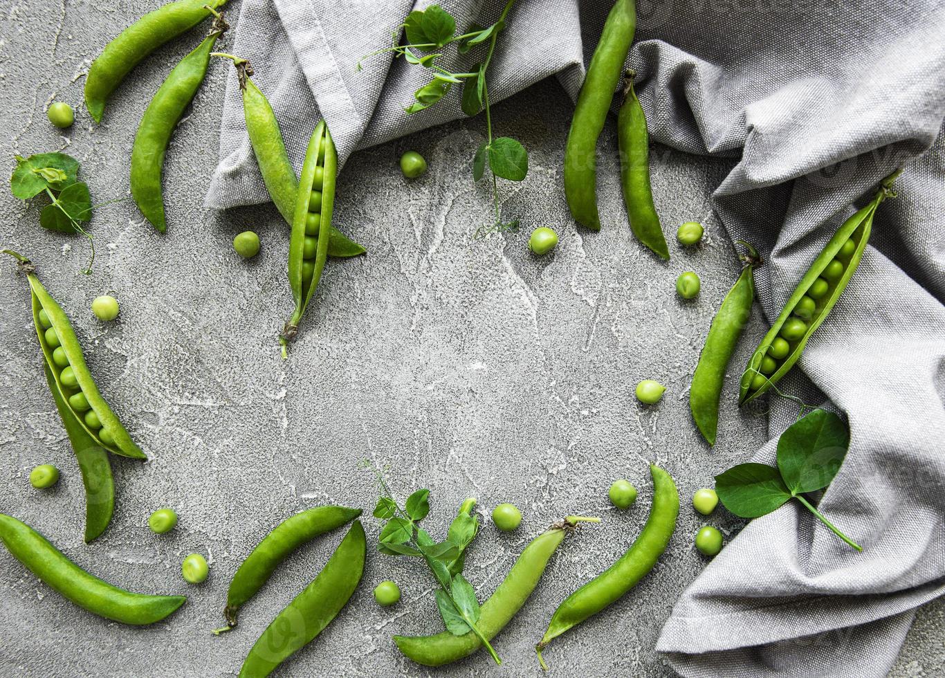 vainas de guisantes sobre un fondo de hormigón. alimentos orgánicos. foto